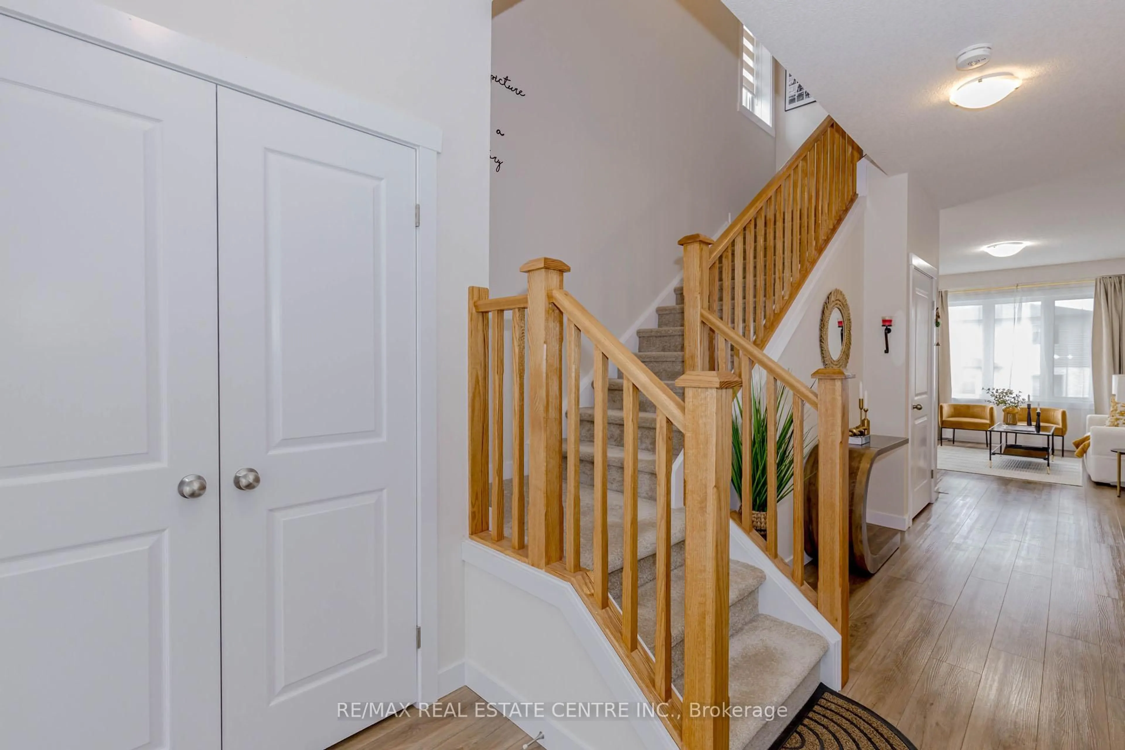 Indoor entryway for 8 Moon Cres, Cambridge Ontario N1S 0C4