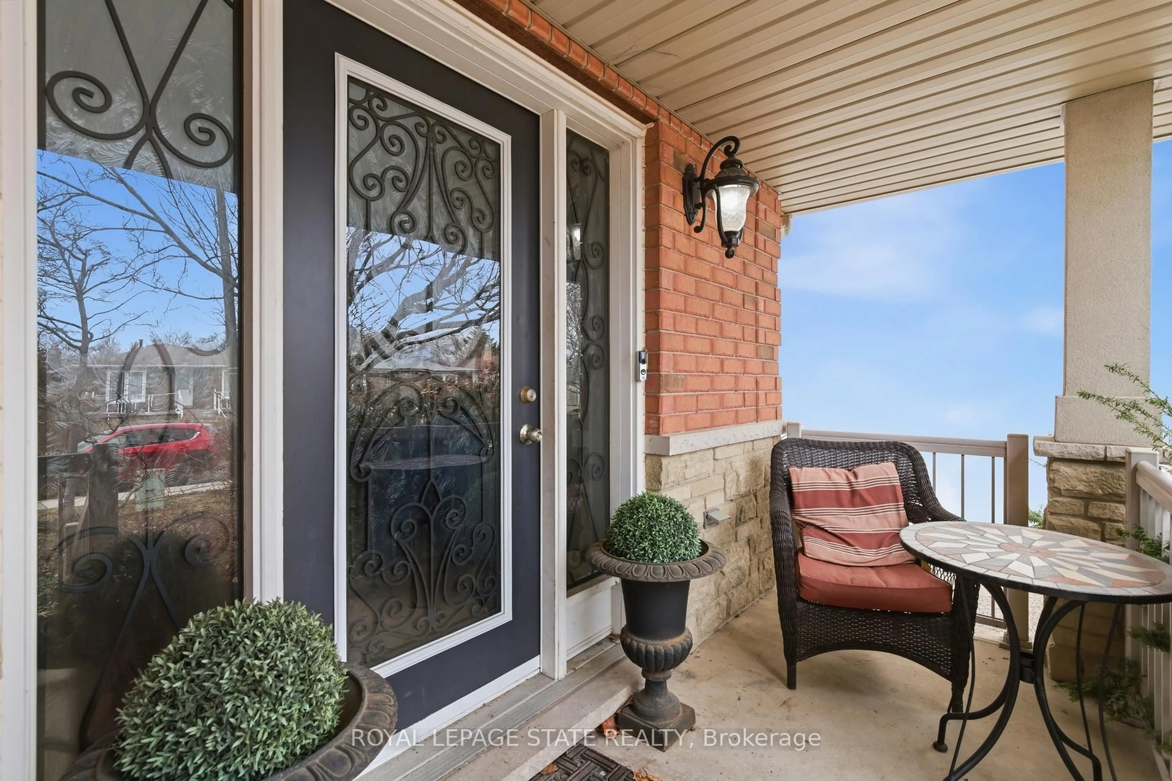 Indoor entryway for 84 Duncairn Cres, Hamilton Ontario L9C 6G1