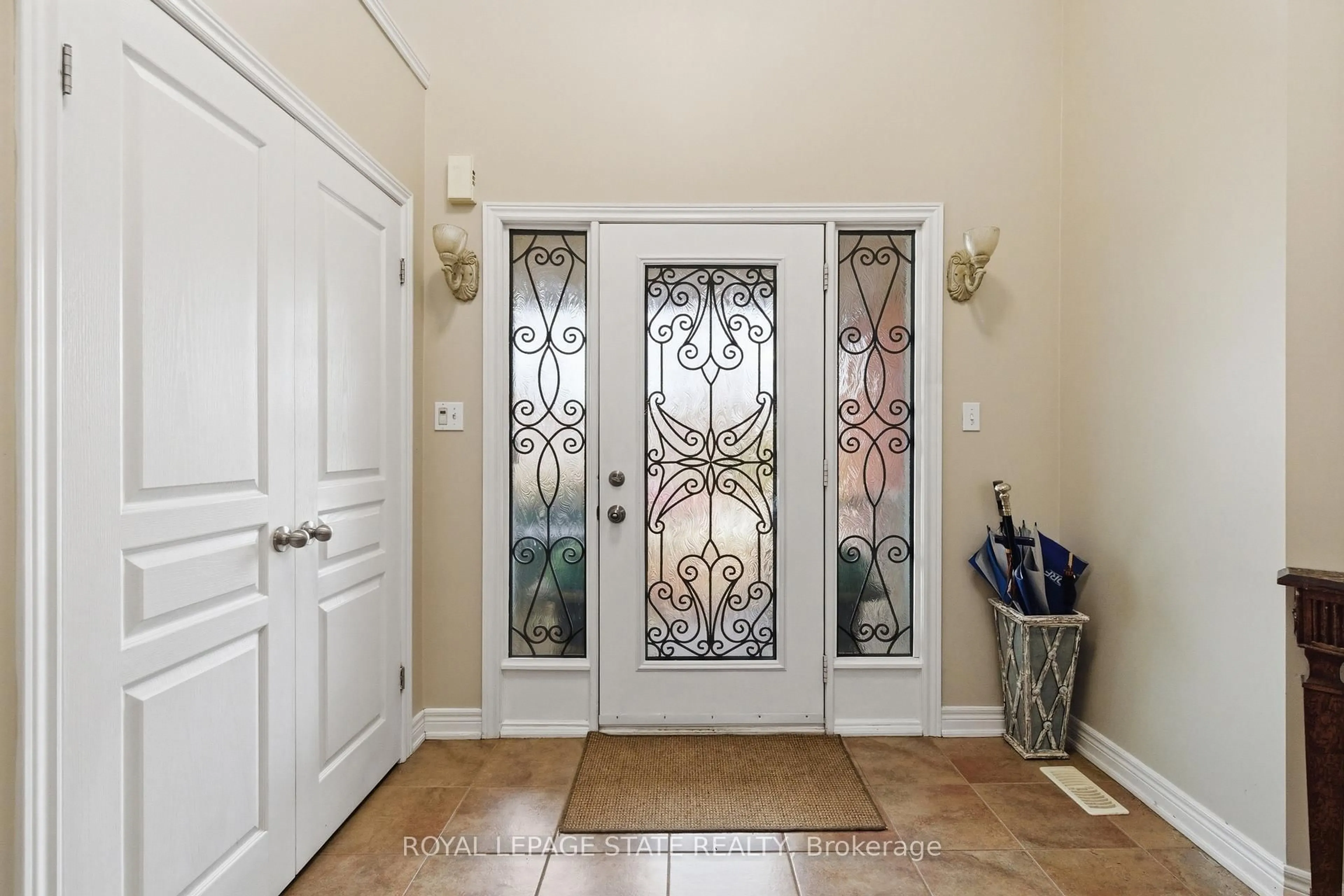 Indoor entryway for 84 Duncairn Cres, Hamilton Ontario L9C 6G1