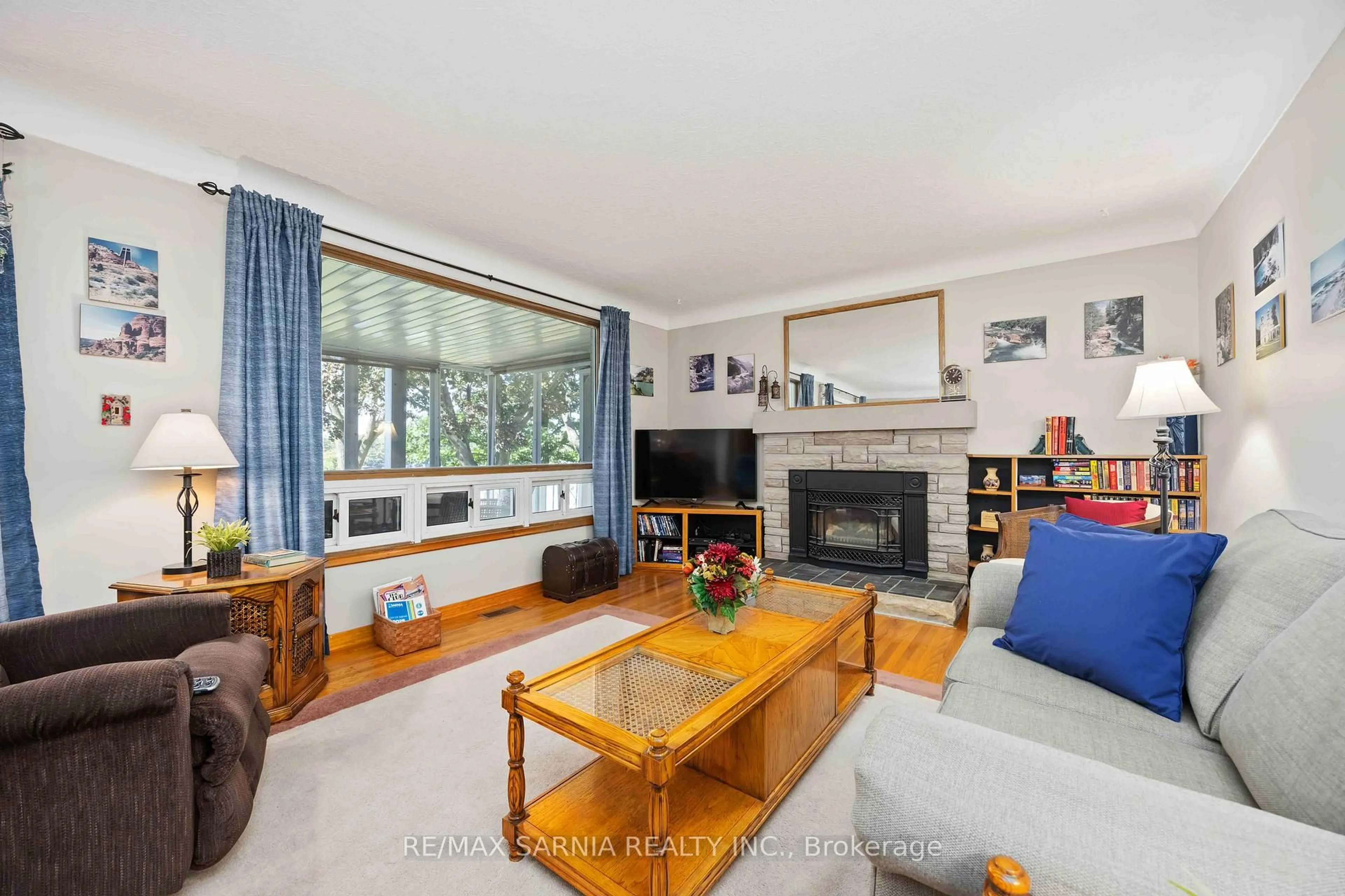 Living room with furniture, unknown for 563 Riverside Dr, St. Clair Ontario N0N 1G0