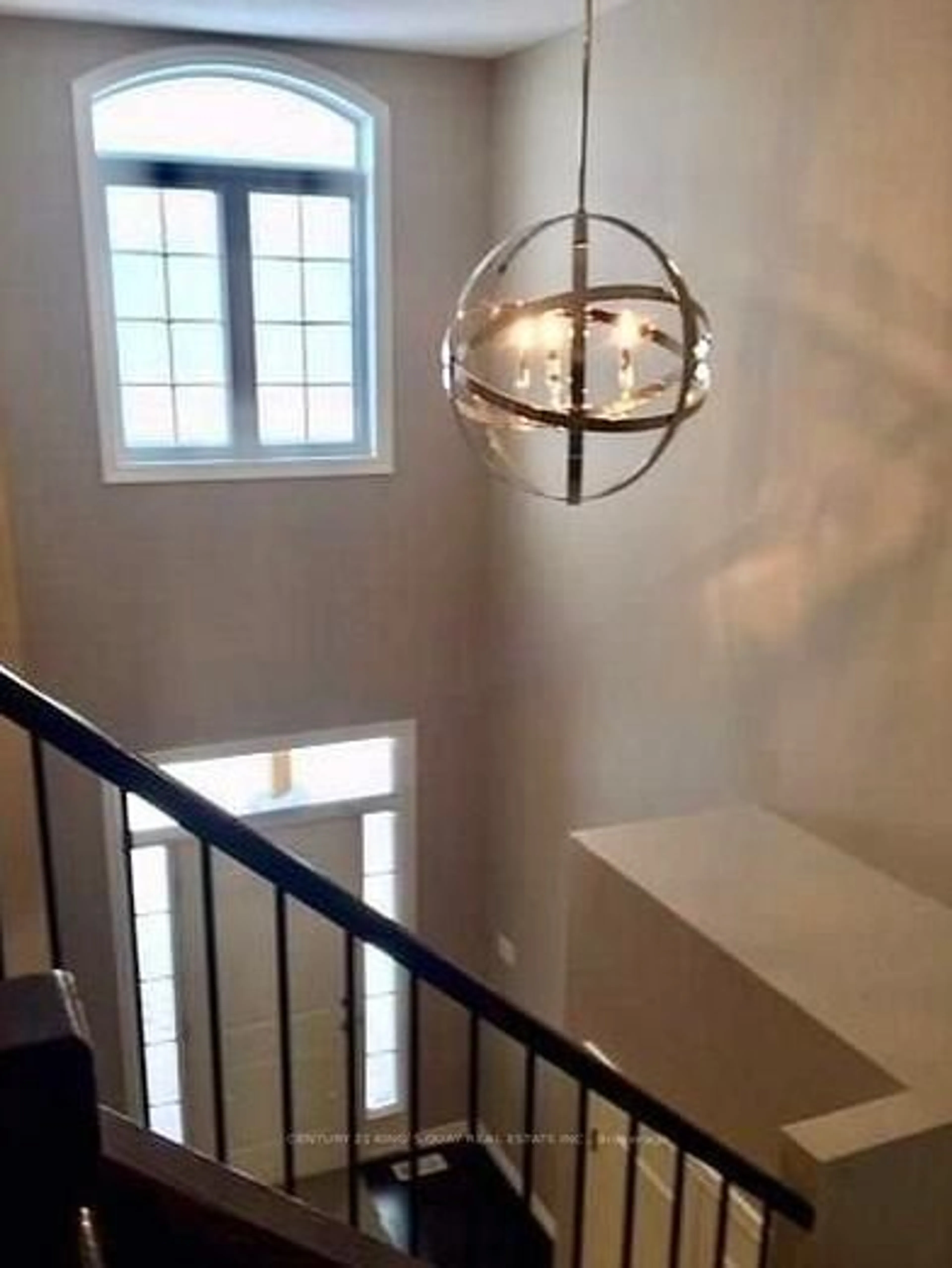 Indoor foyer for 1377 lawson Rd, London North Ontario N6G 0G8