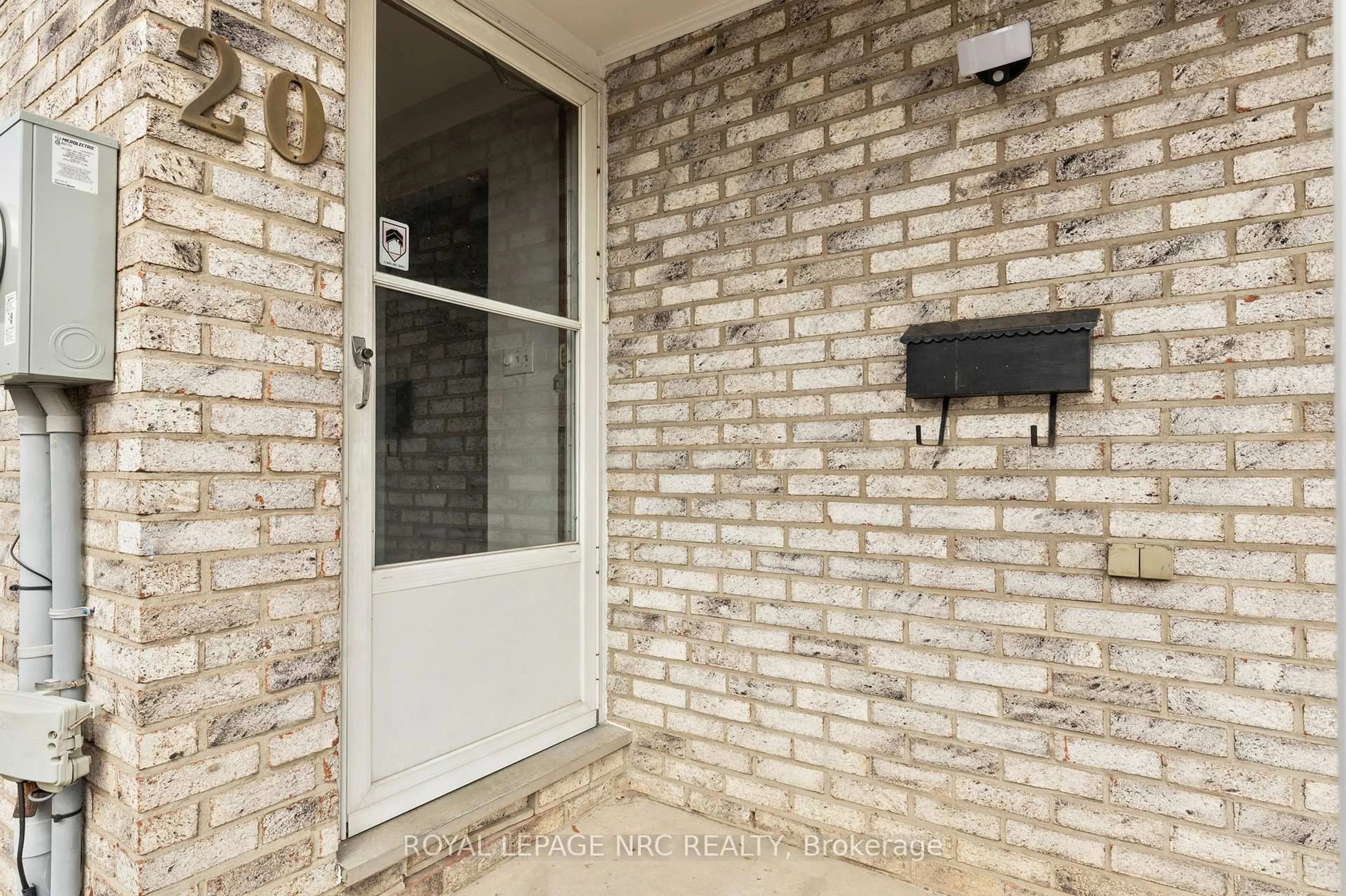 Unknown for 20 Canterbury Dr, St. Catharines Ontario L2P 3M7