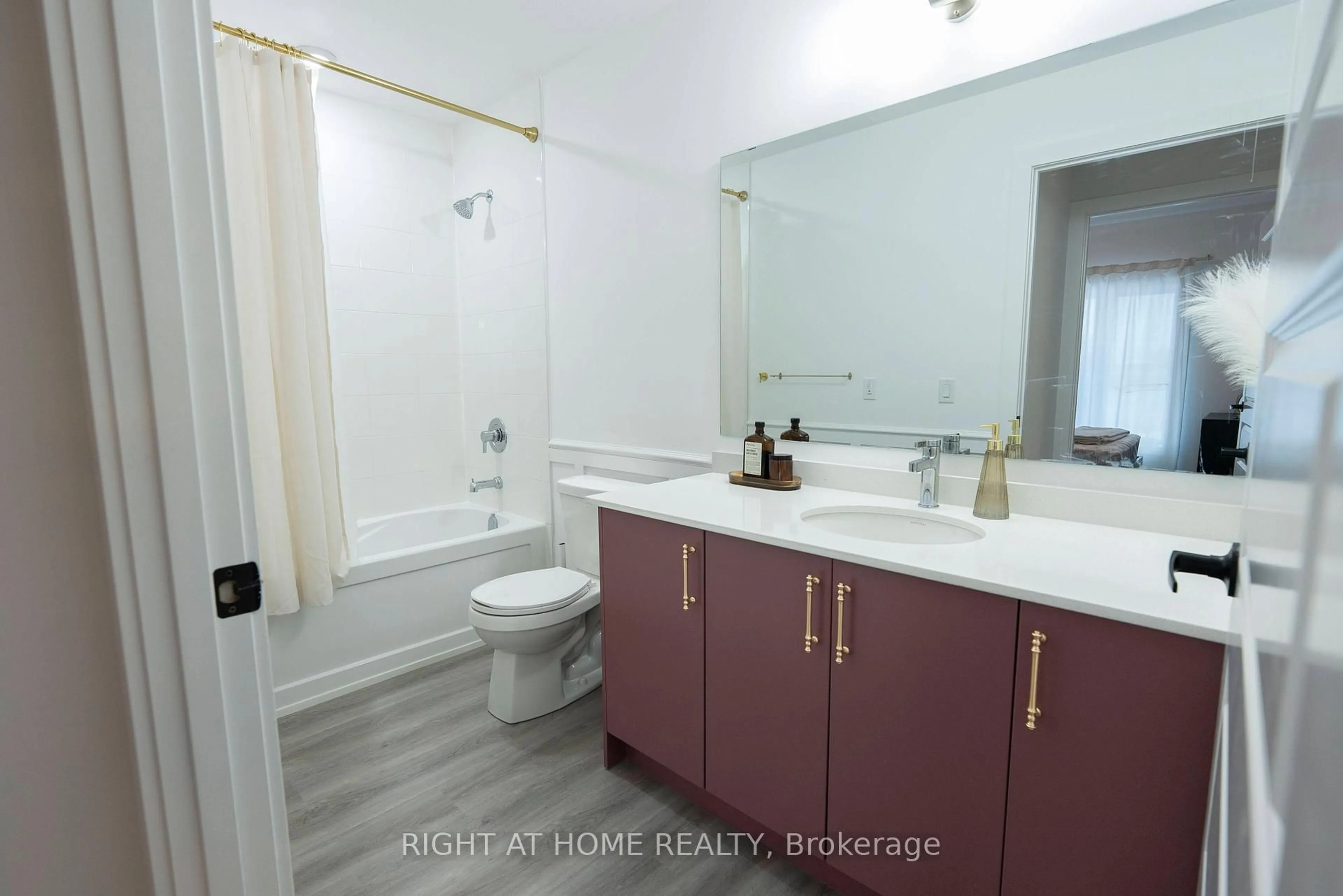 Standard bathroom, unknown for 1000 Lackner Pl #302, Kitchener Ontario N2A 0L9