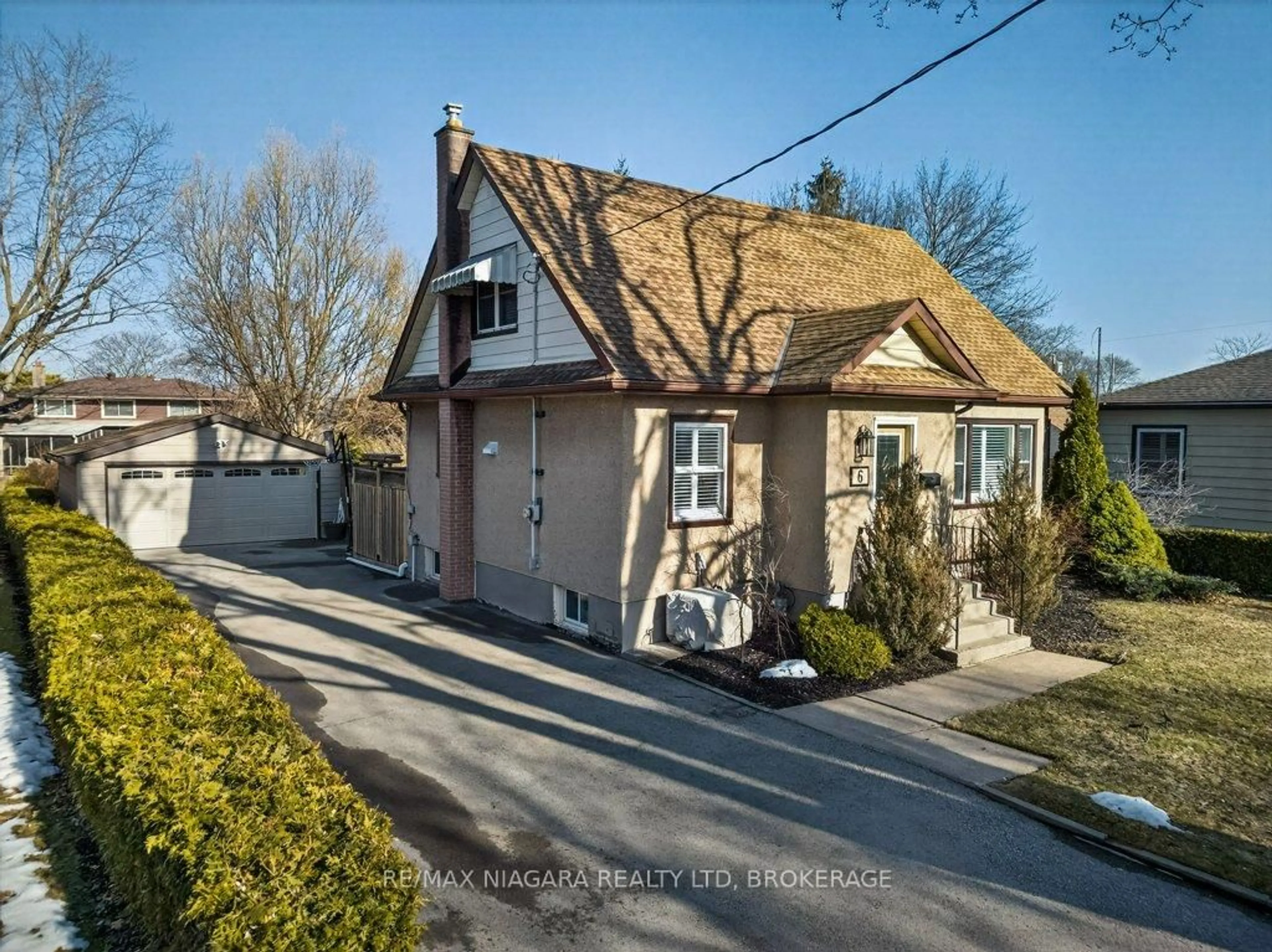 A pic from outside/outdoor area/front of a property/back of a property/a pic from drone, street for 6 Grammar Ave, St. Catharines Ontario L2N 3L3