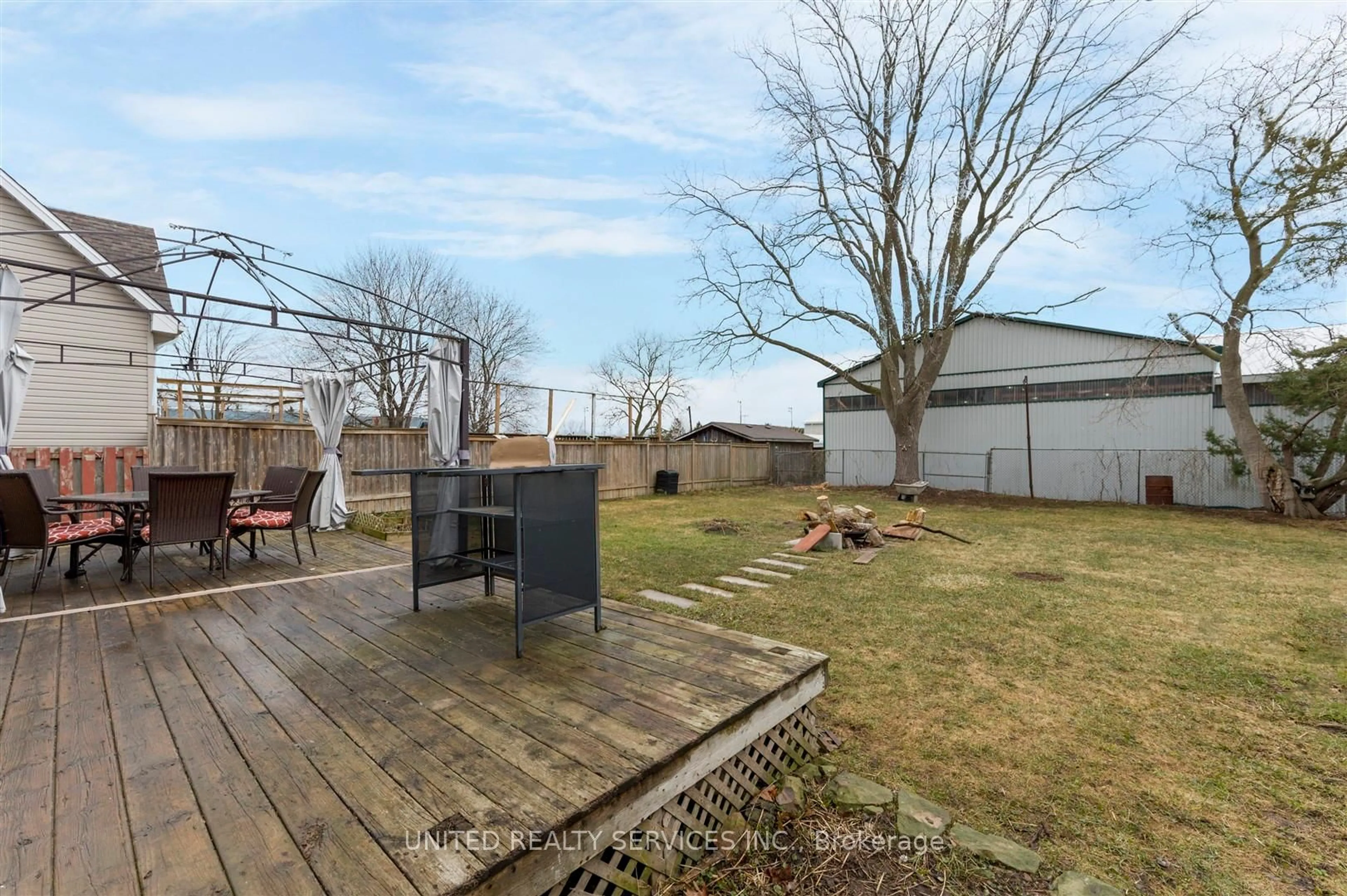 Patio, street for 14006 Belmont Rd, Central Elgin Ontario N0L 1B0