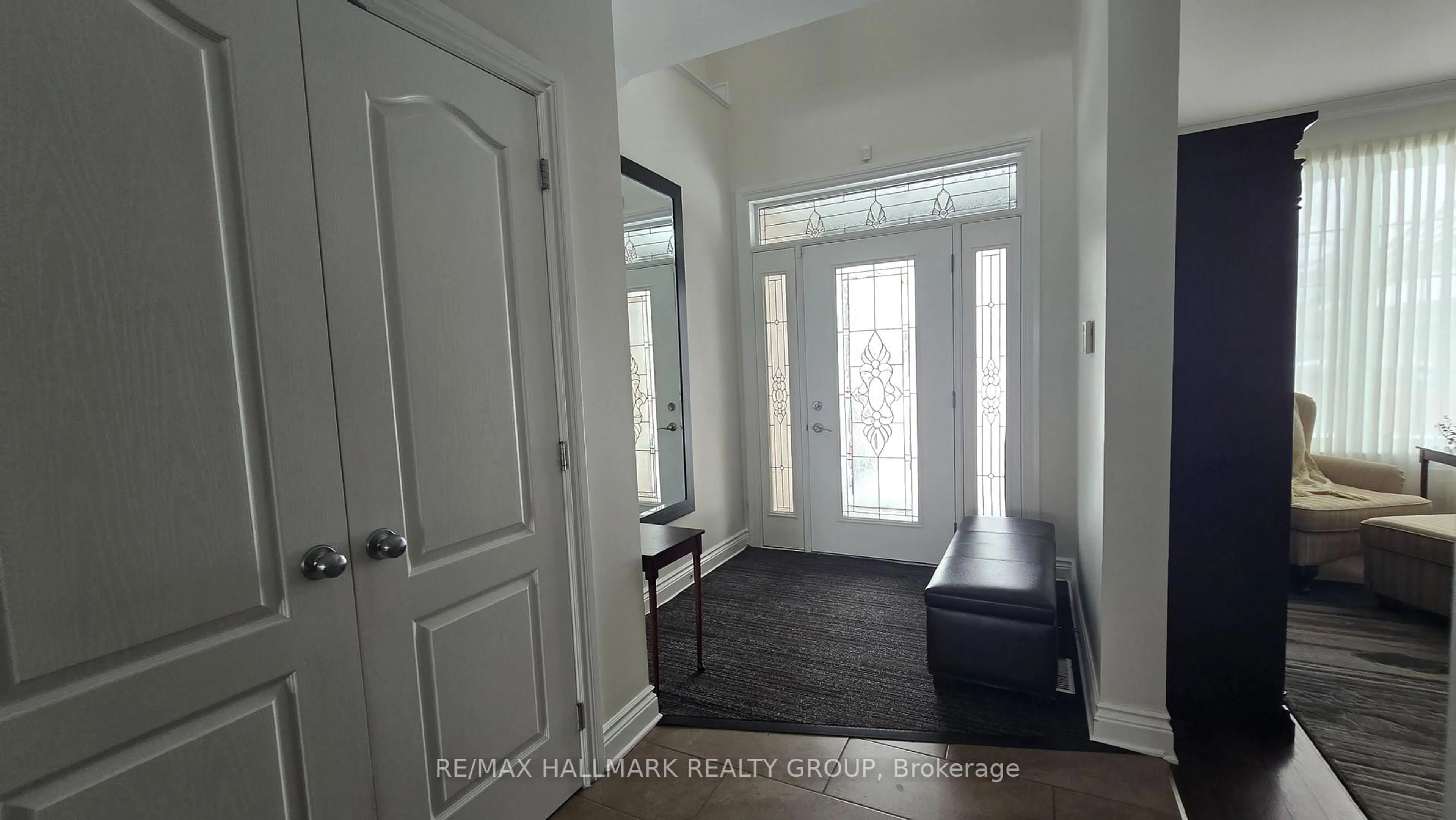 Indoor entryway for 453 Keith Cres, Ottawa Ontario K1W 0A5