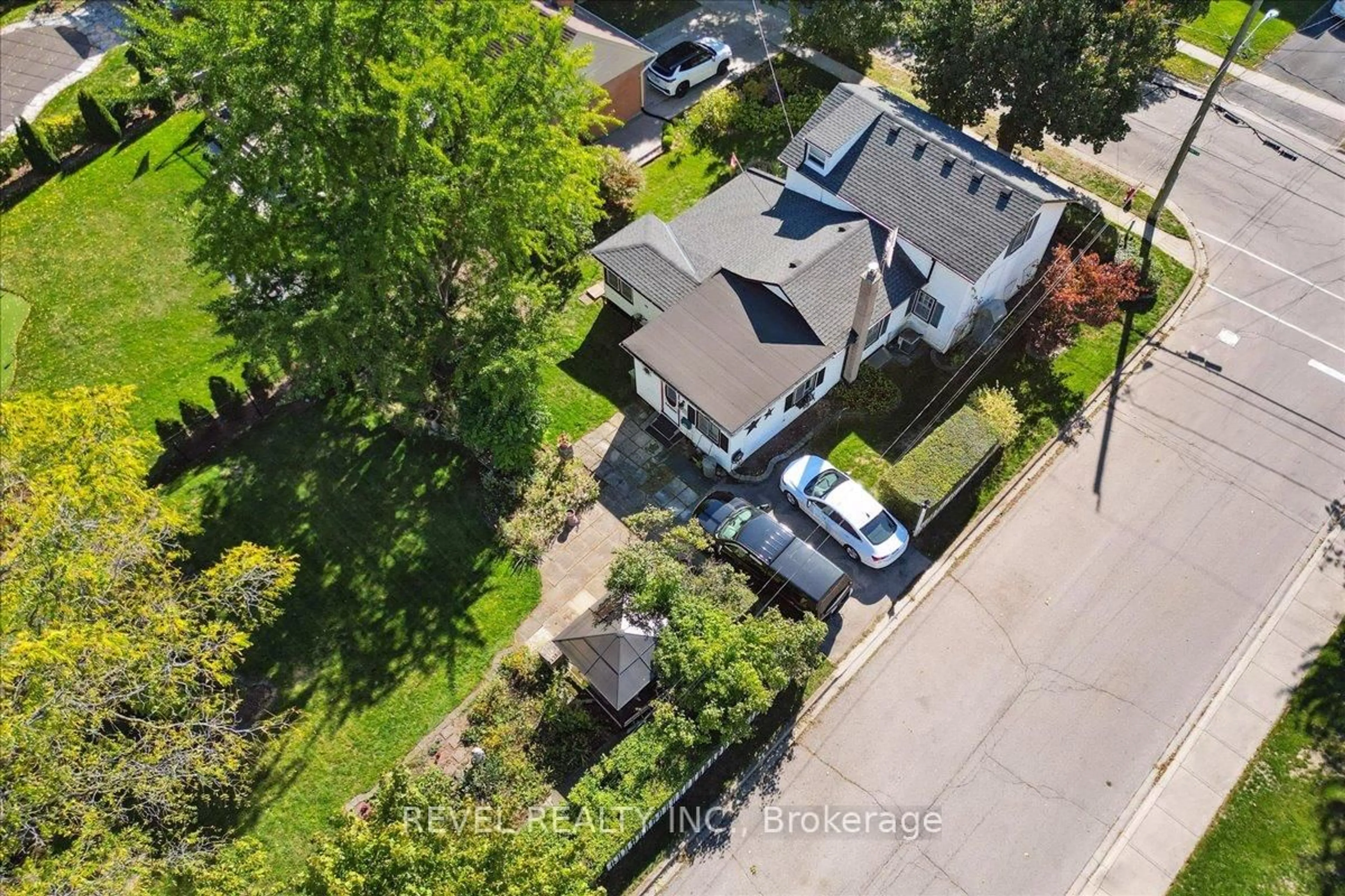 A pic from outside/outdoor area/front of a property/back of a property/a pic from drone, street for 250 Mill St, Hamilton Ontario L0R 2H0