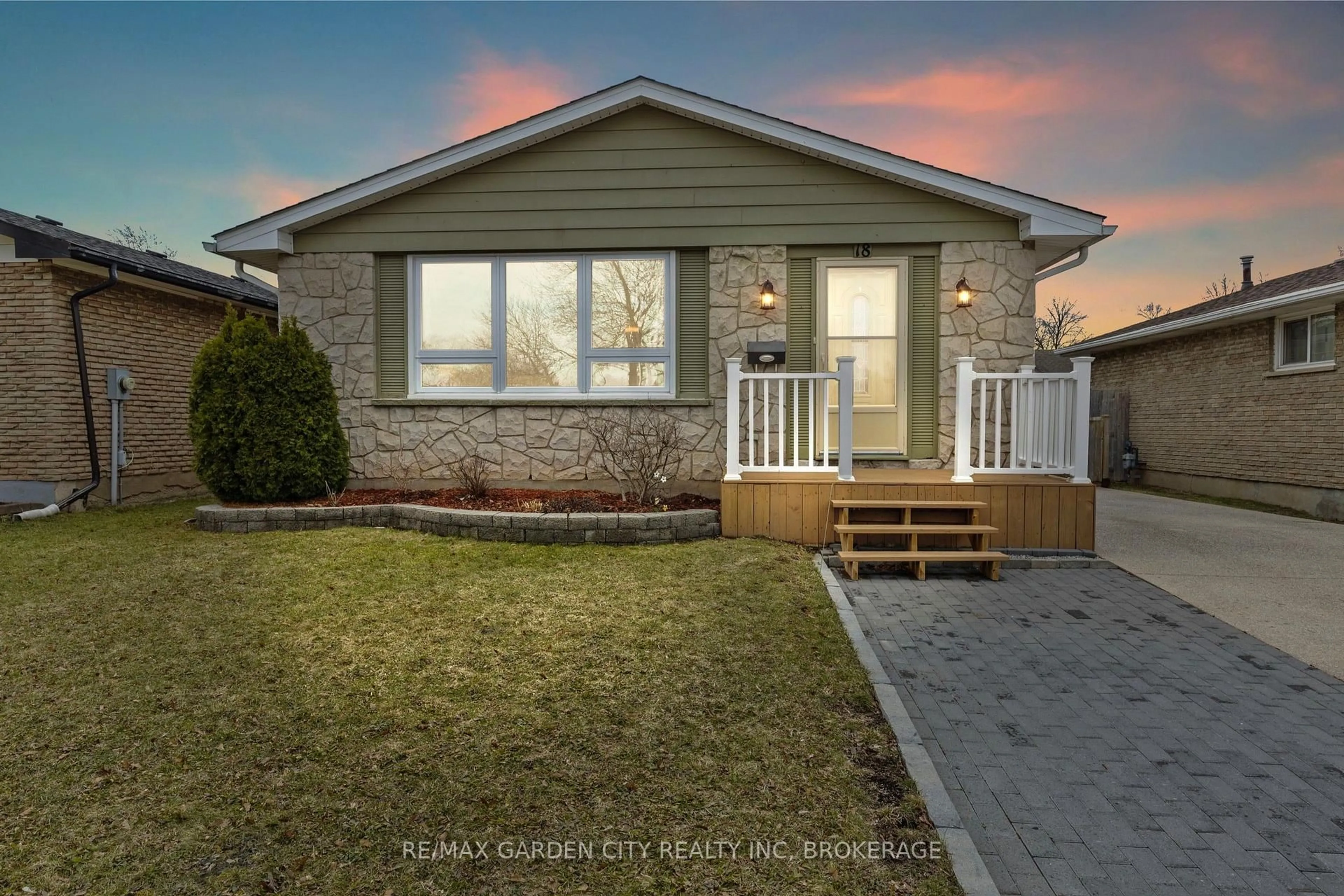 Home with vinyl exterior material, street for 18 Thorncliff Dr, St. Catharines Ontario L2P 3N4