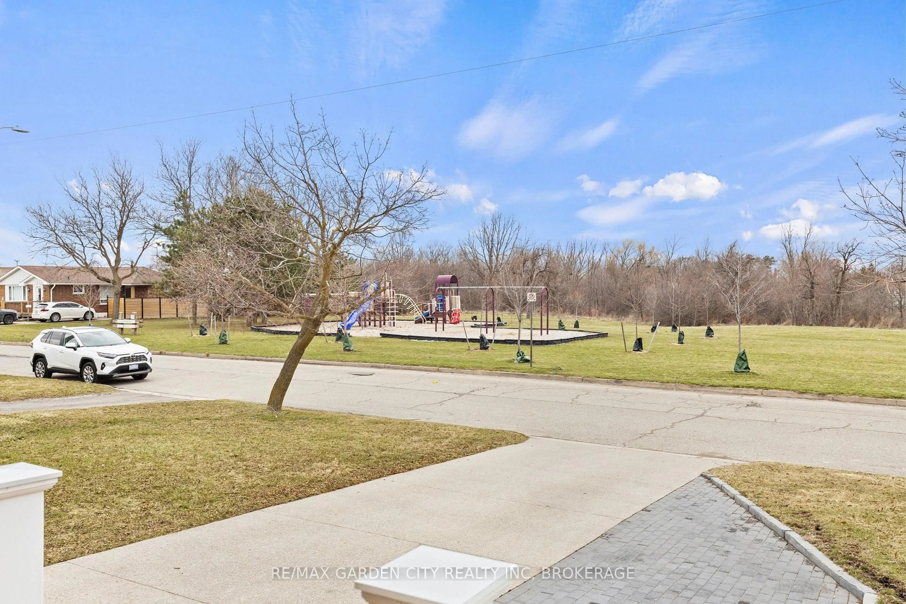 A pic from outside/outdoor area/front of a property/back of a property/a pic from drone, unknown for 18 Thorncliff Dr, St. Catharines Ontario L2P 3N4