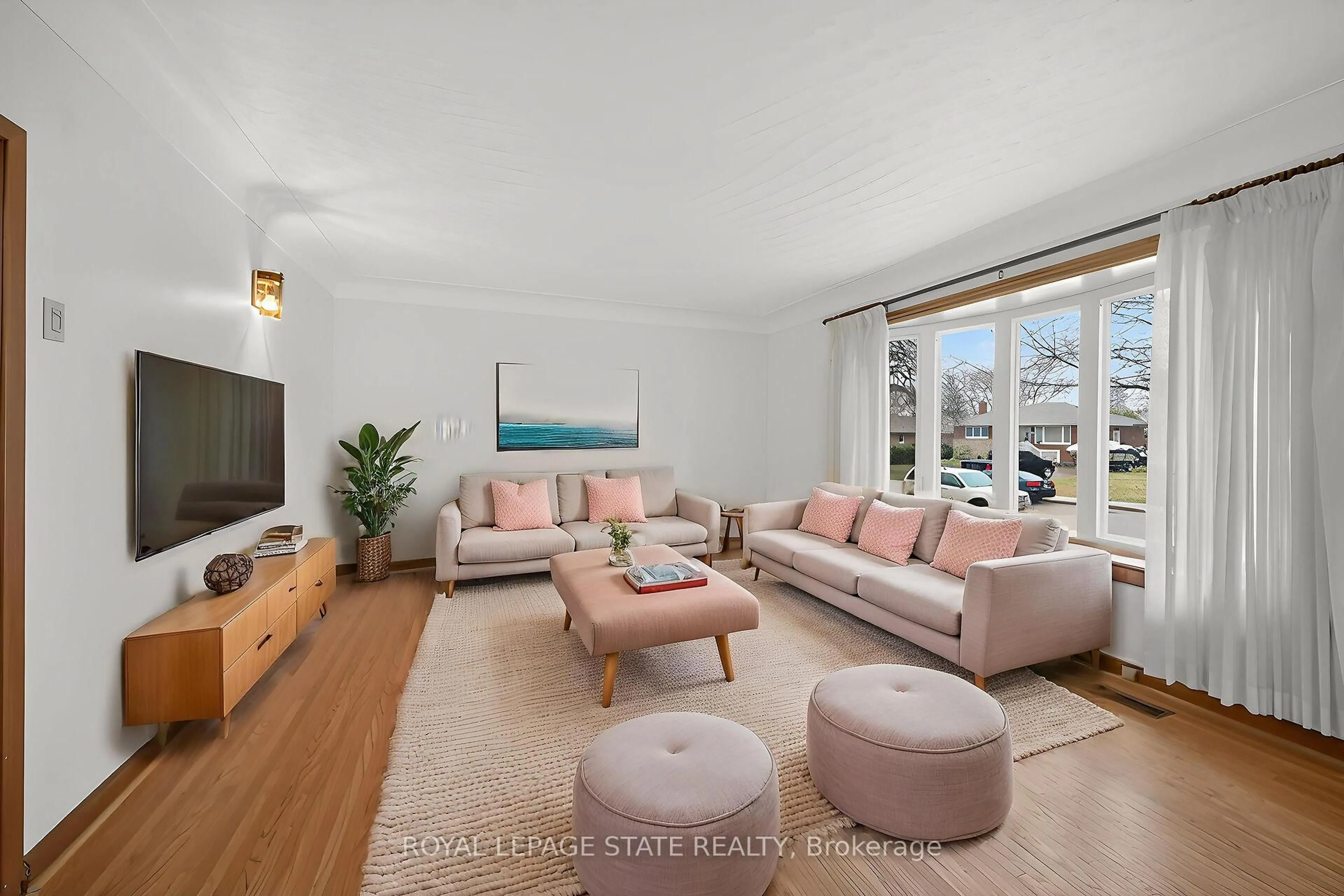 Living room with furniture, unknown for 134 West 28th St, Hamilton Ontario L9C 5B2