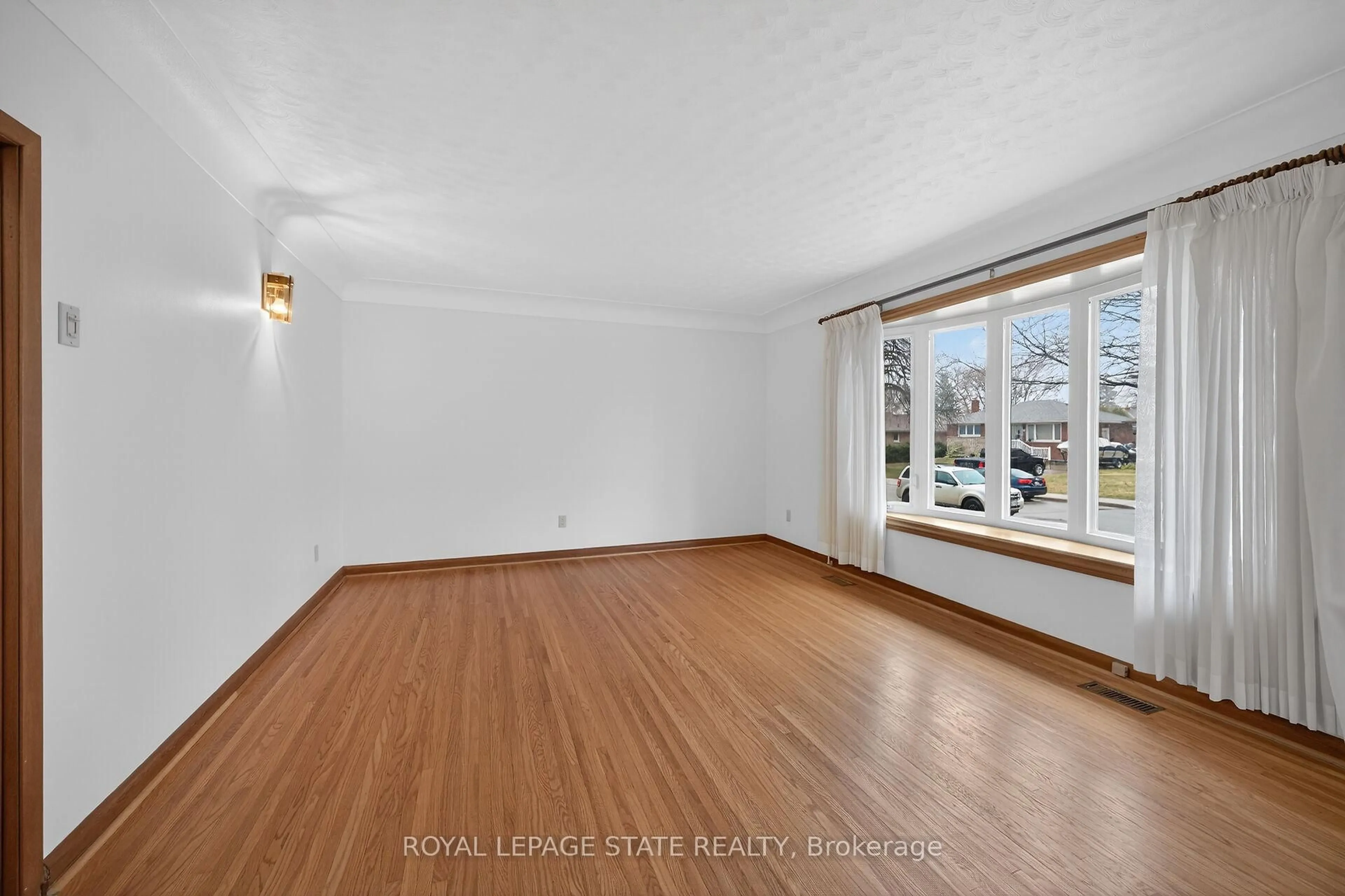 A pic of a room for 134 West 28th St, Hamilton Ontario L9C 5B2