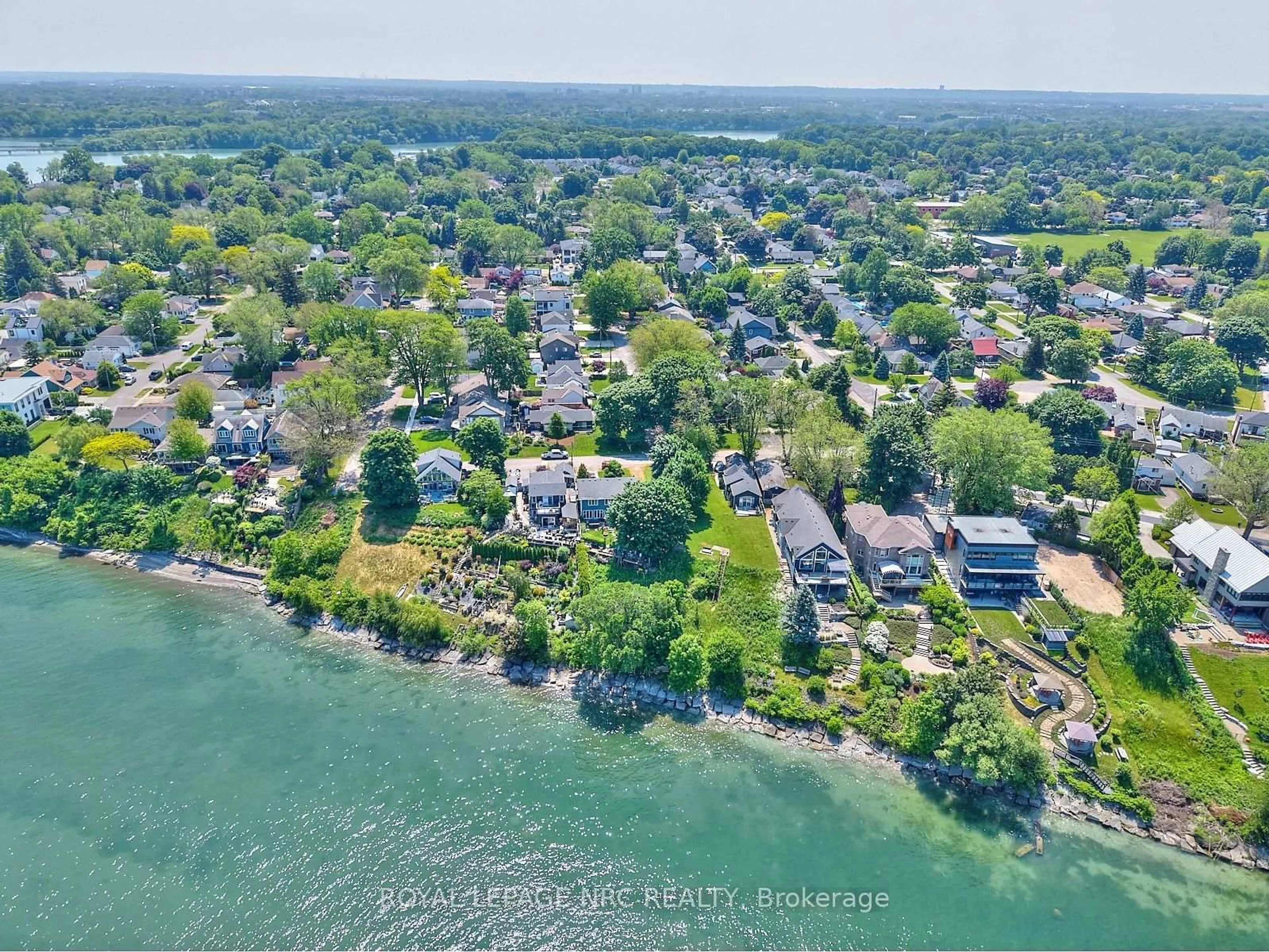 A pic from outside/outdoor area/front of a property/back of a property/a pic from drone, water/lake/river/ocean view for 10 Pawling St, St. Catharines Ontario L2N 5M2