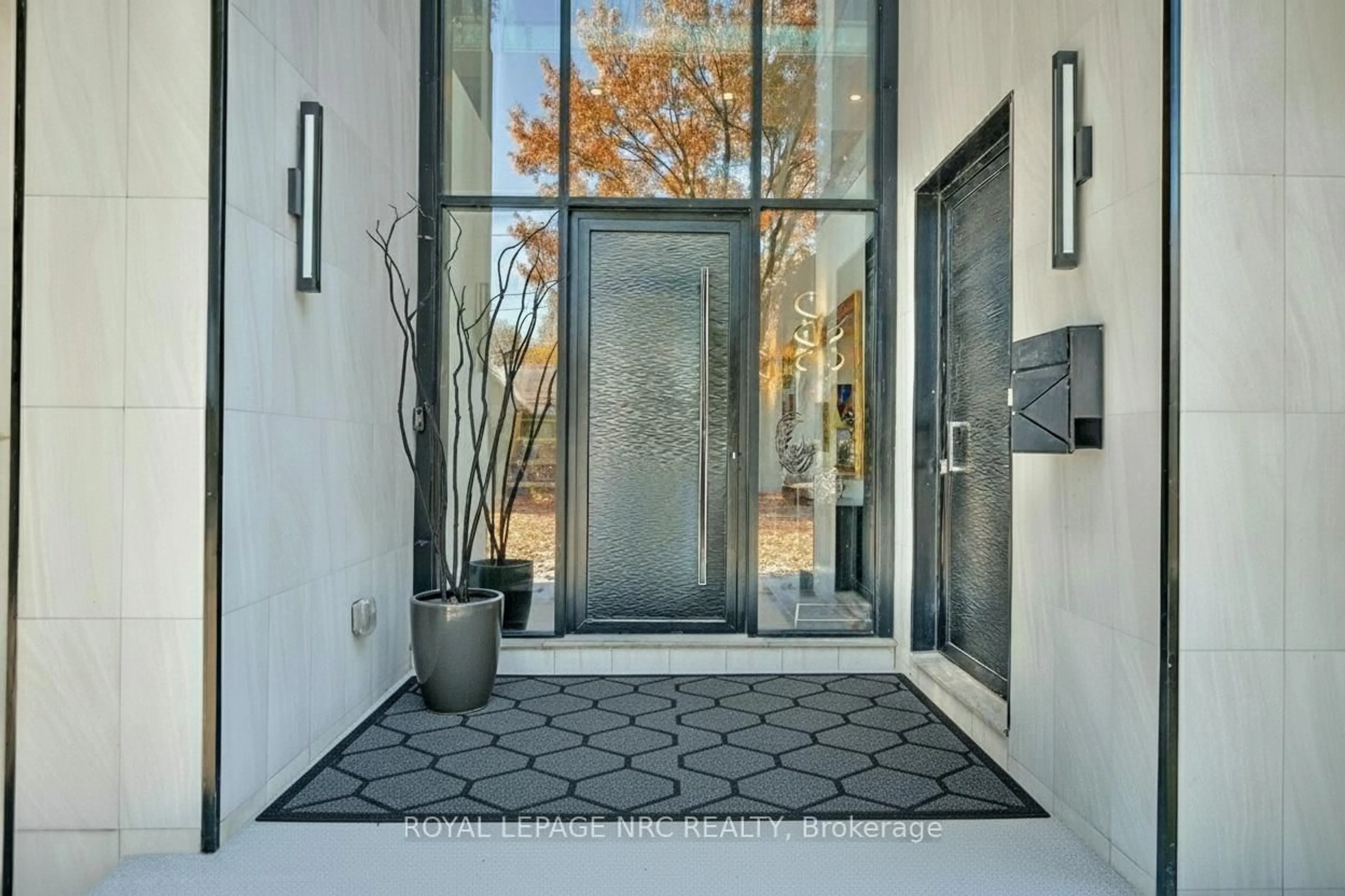 Indoor entryway for 10 Pawling St, St. Catharines Ontario L2N 5M2