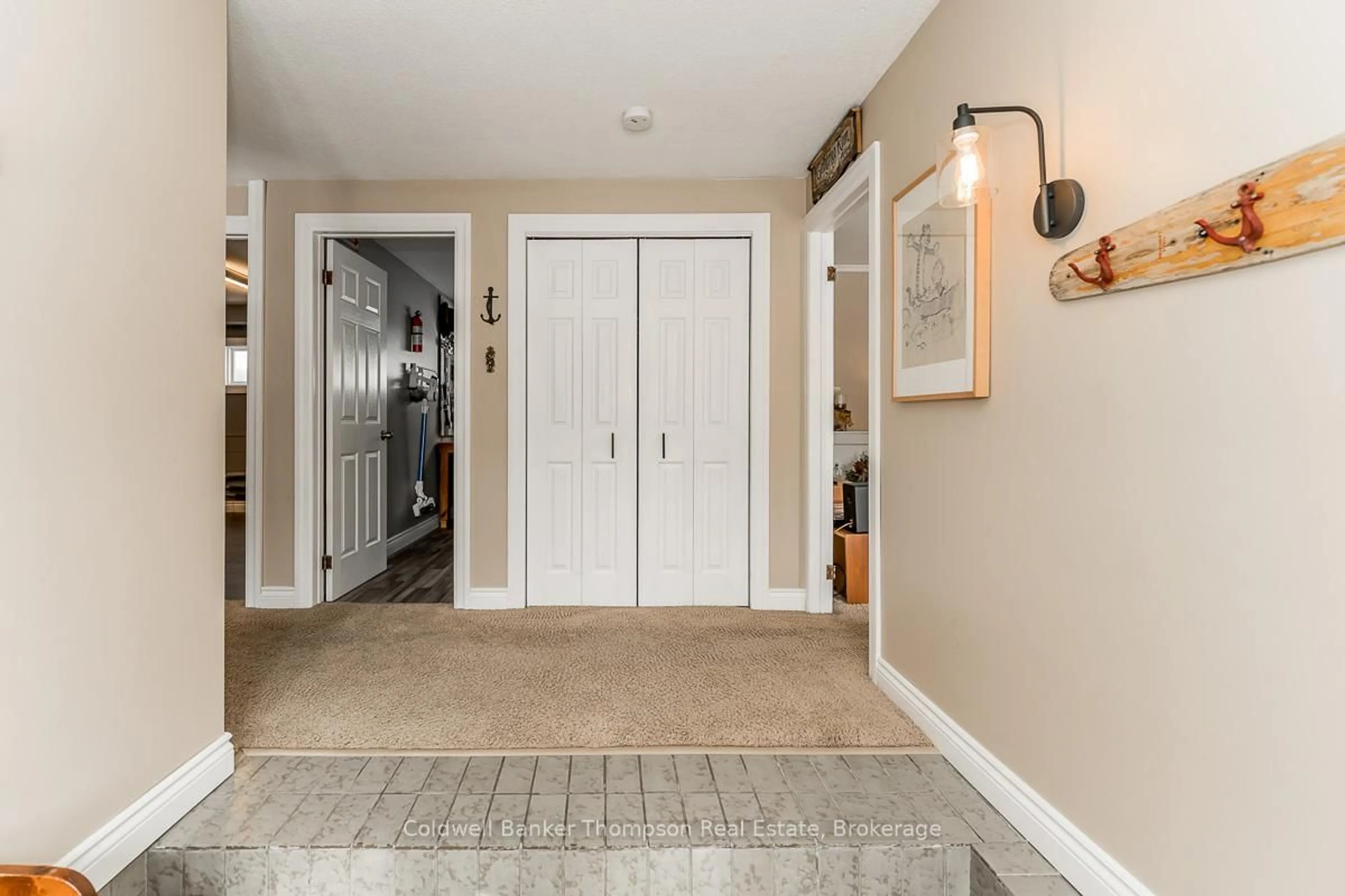 Indoor entryway for 392 INDIAN Tr, Huntsville Ontario P1H 1Y9
