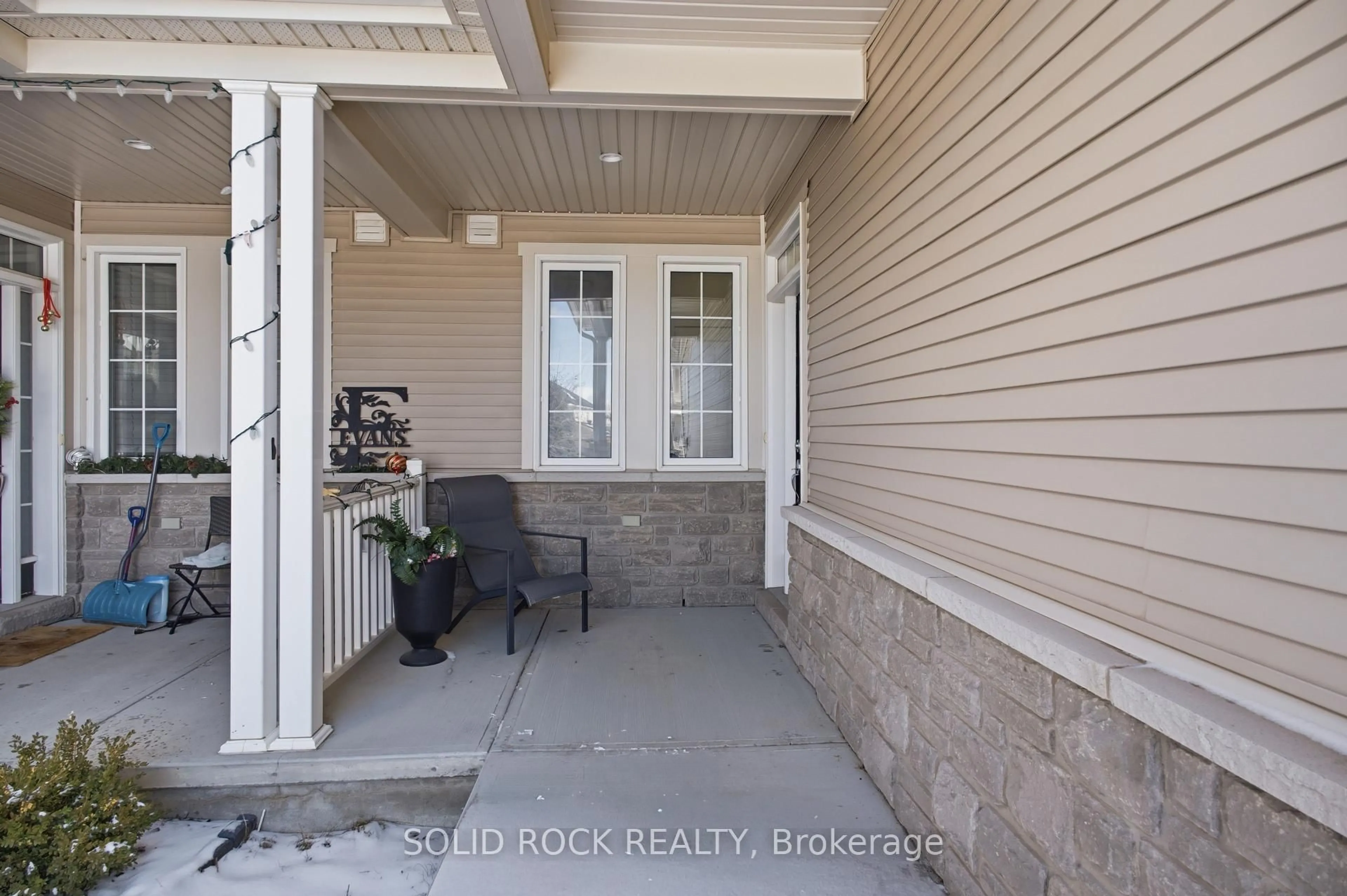 Indoor entryway for 104 Laramie Cres, Ottawa Ontario K2J 5Z8