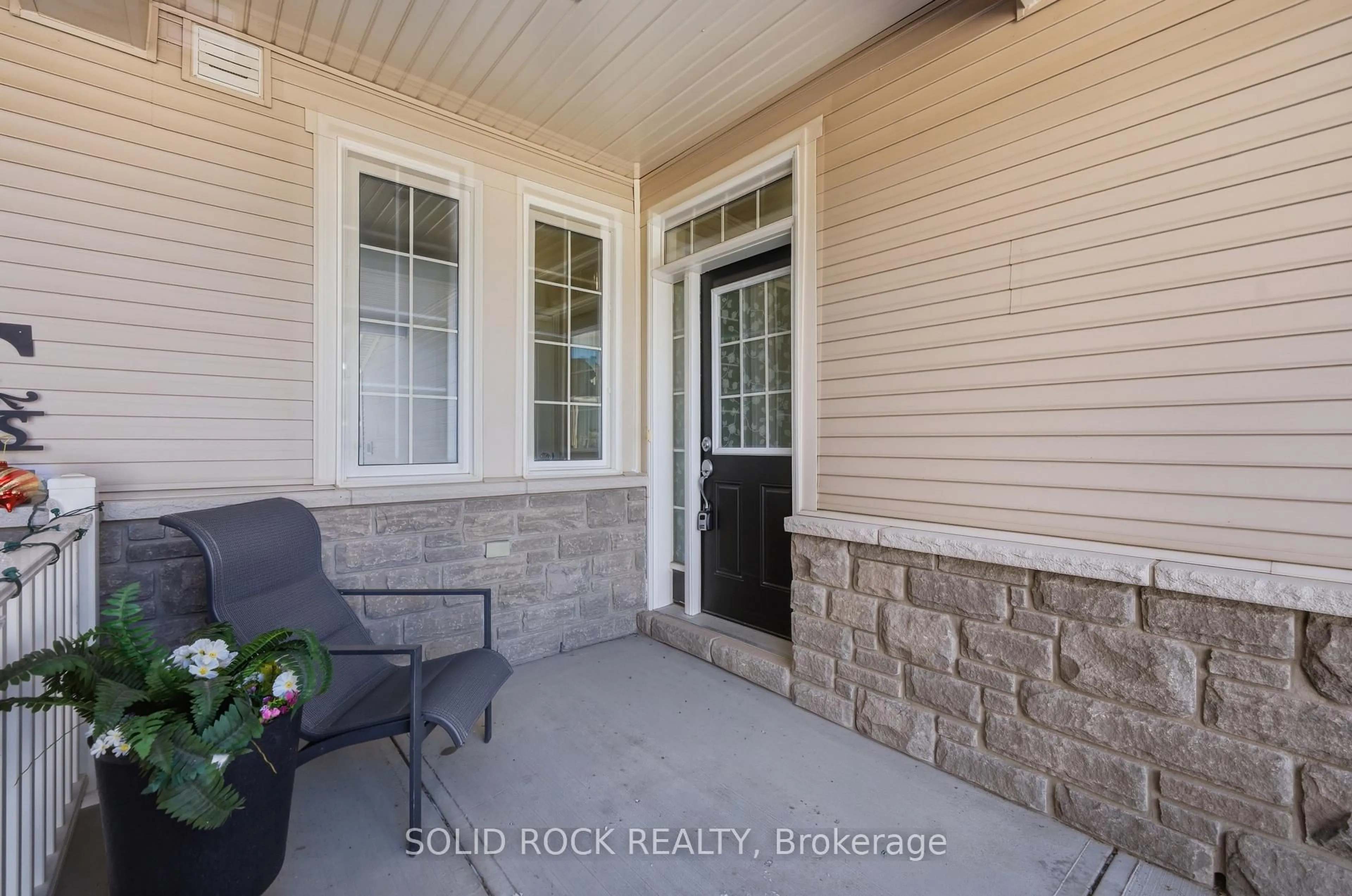 Indoor entryway for 104 Laramie Cres, Ottawa Ontario K2J 5Z8