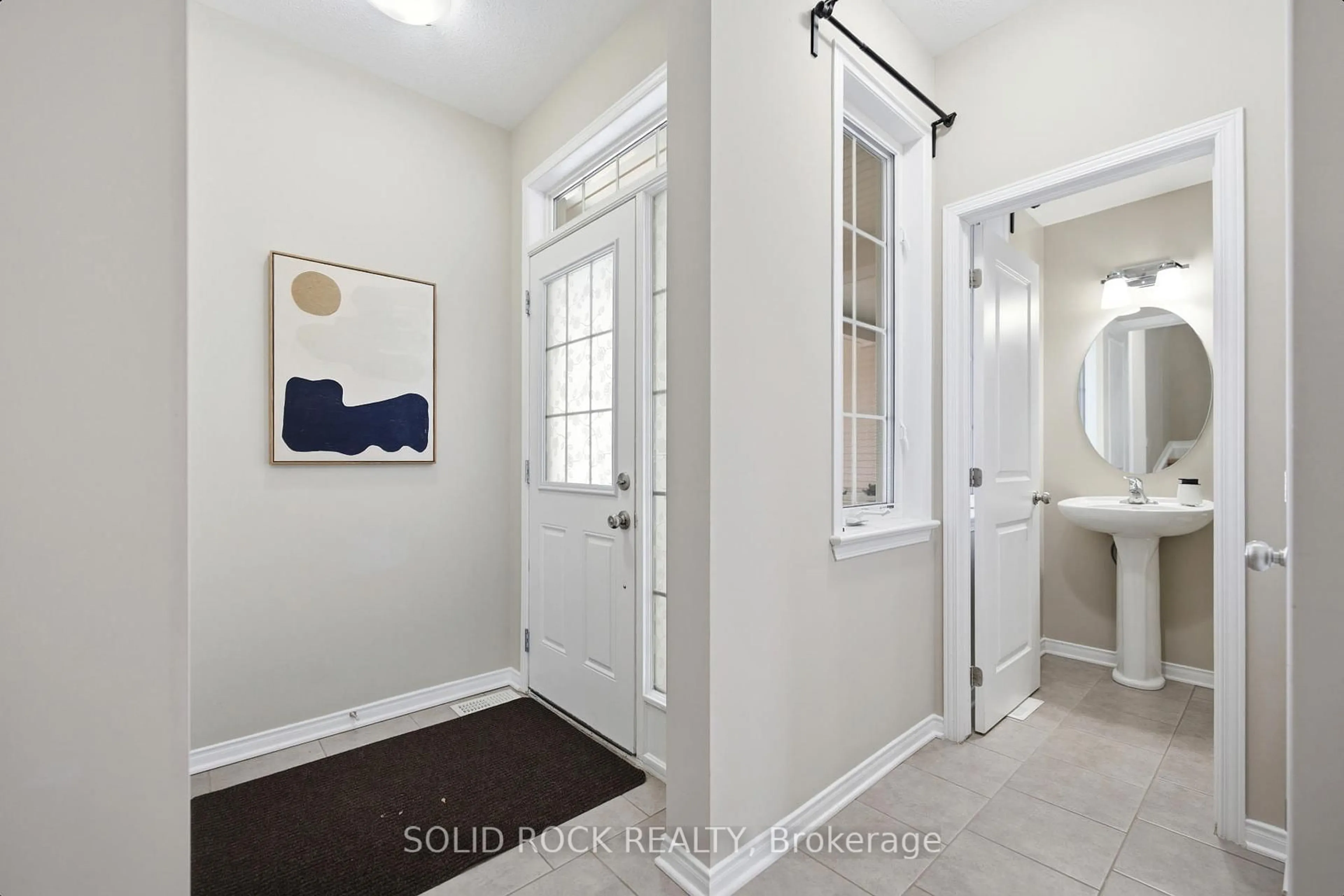 Indoor entryway for 104 Laramie Cres, Ottawa Ontario K2J 5Z8