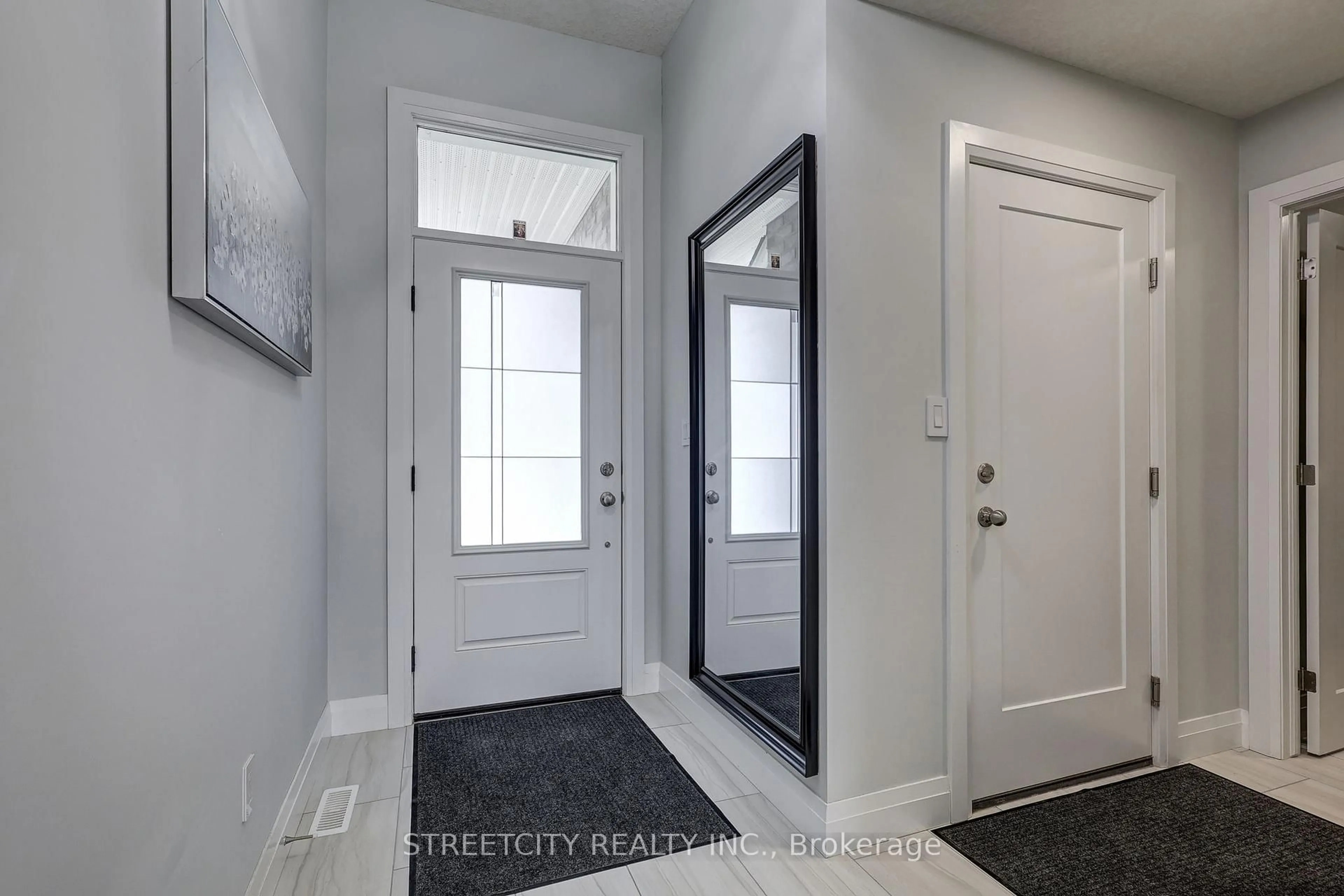 Indoor entryway for 95 Optimist Dr, Southwold Ontario N5P 3T2
