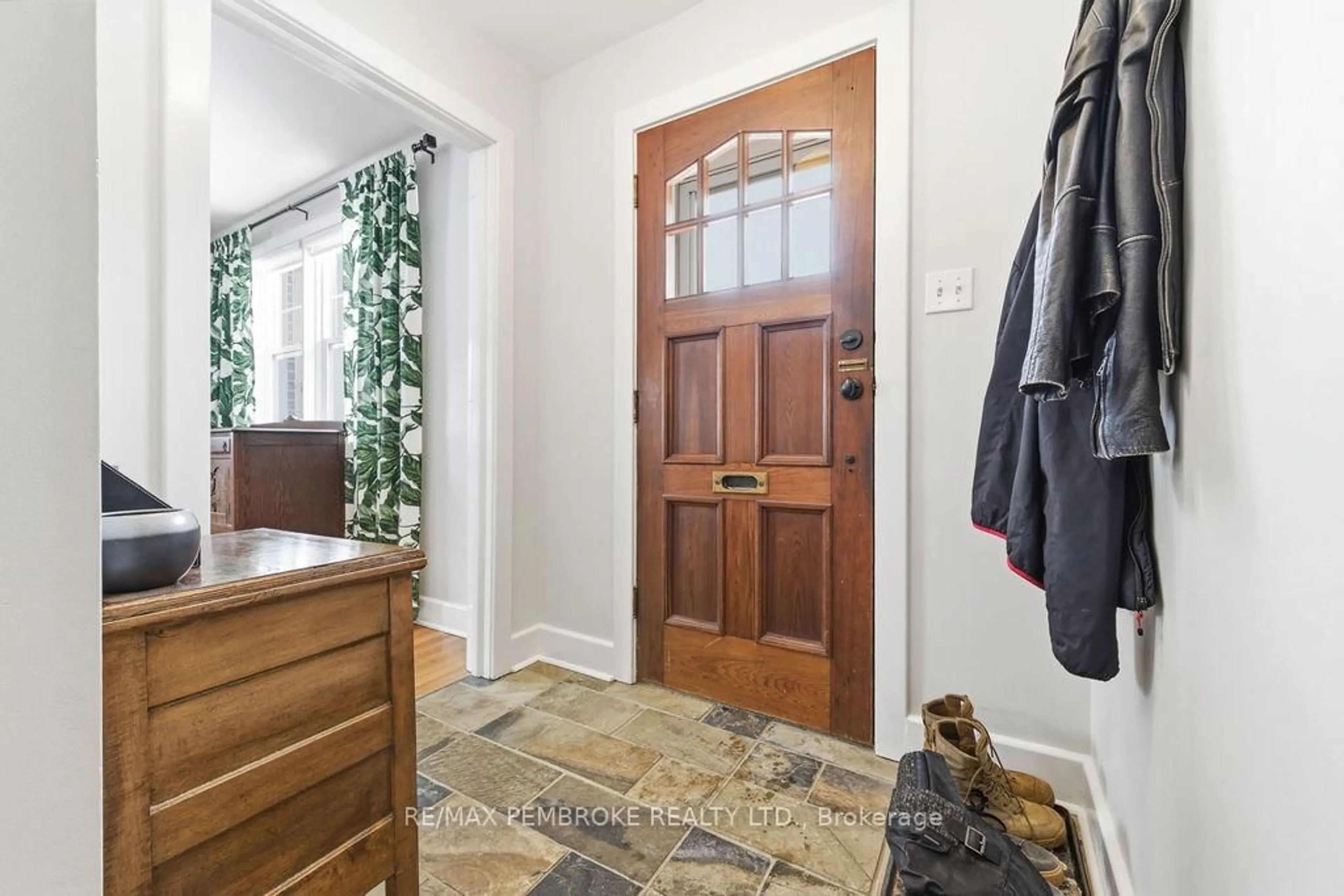 Indoor entryway for 216 Metcalfe St, Pembroke Ontario K8A 2V7