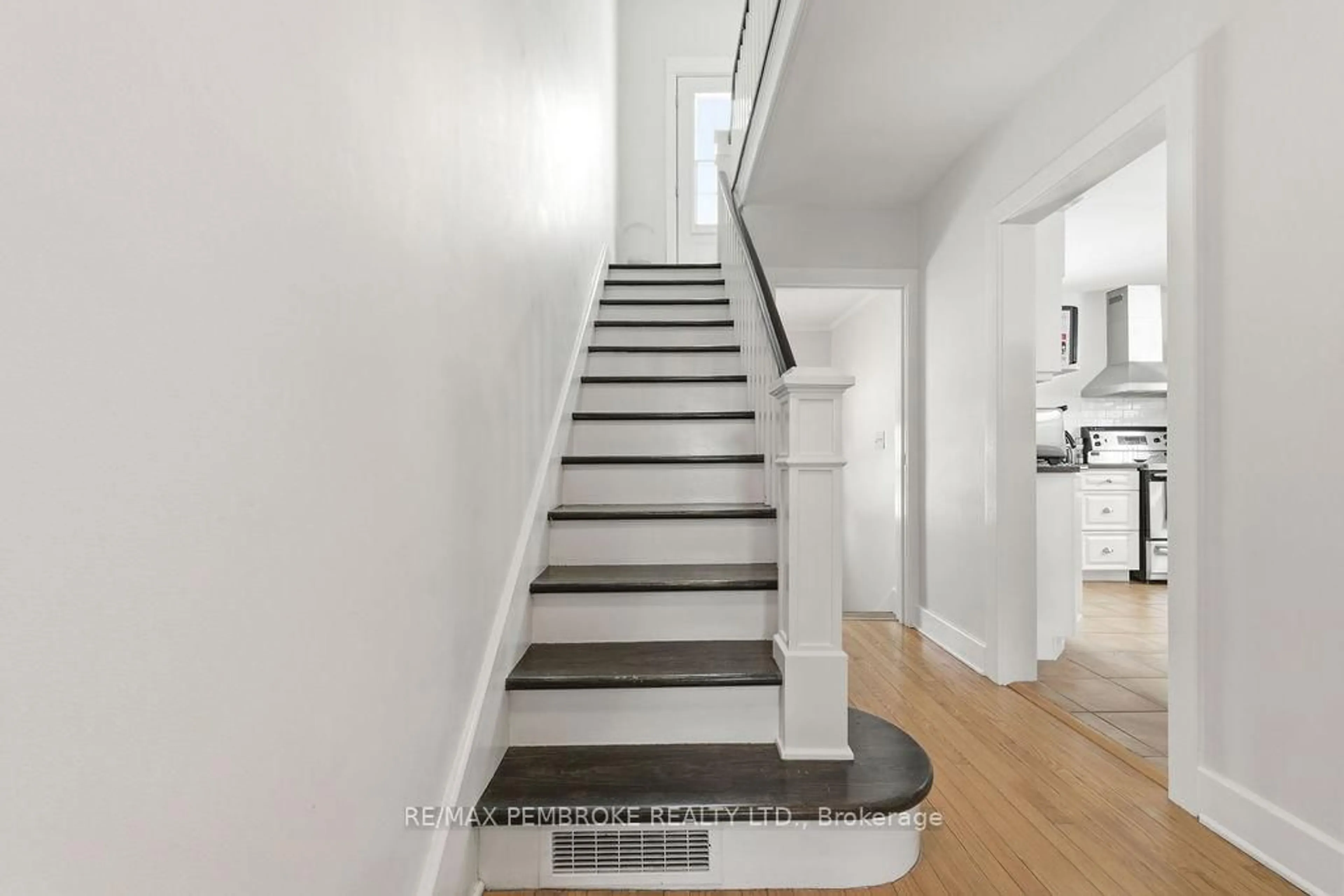 Stairs for 216 Metcalfe St, Pembroke Ontario K8A 2V7