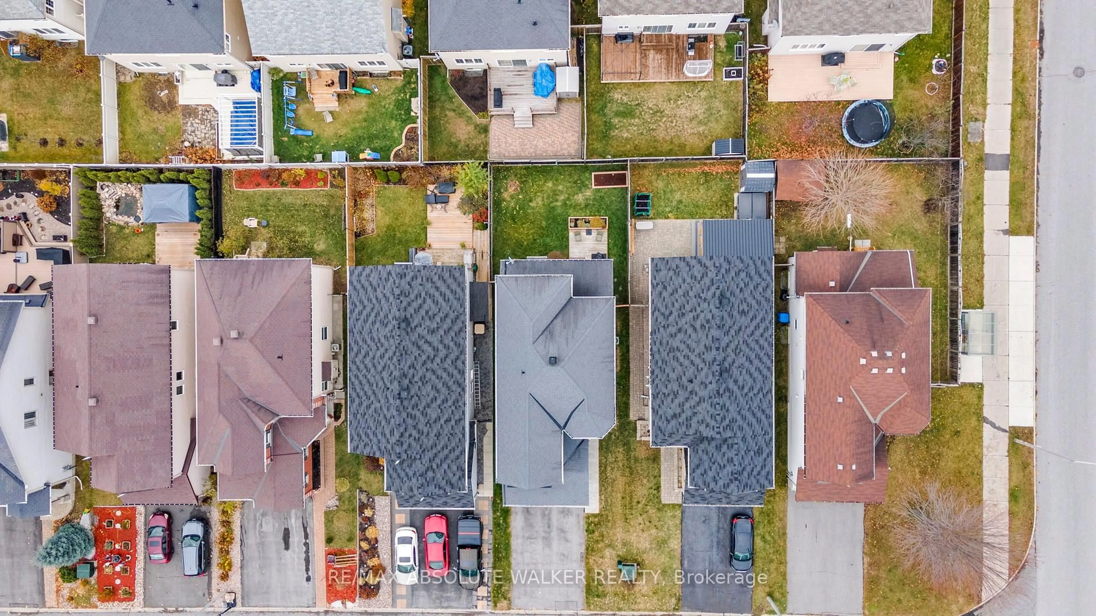 A pic from outside/outdoor area/front of a property/back of a property/a pic from drone, street for 169 Streamside Cres, Ottawa Ontario K2W 0A8