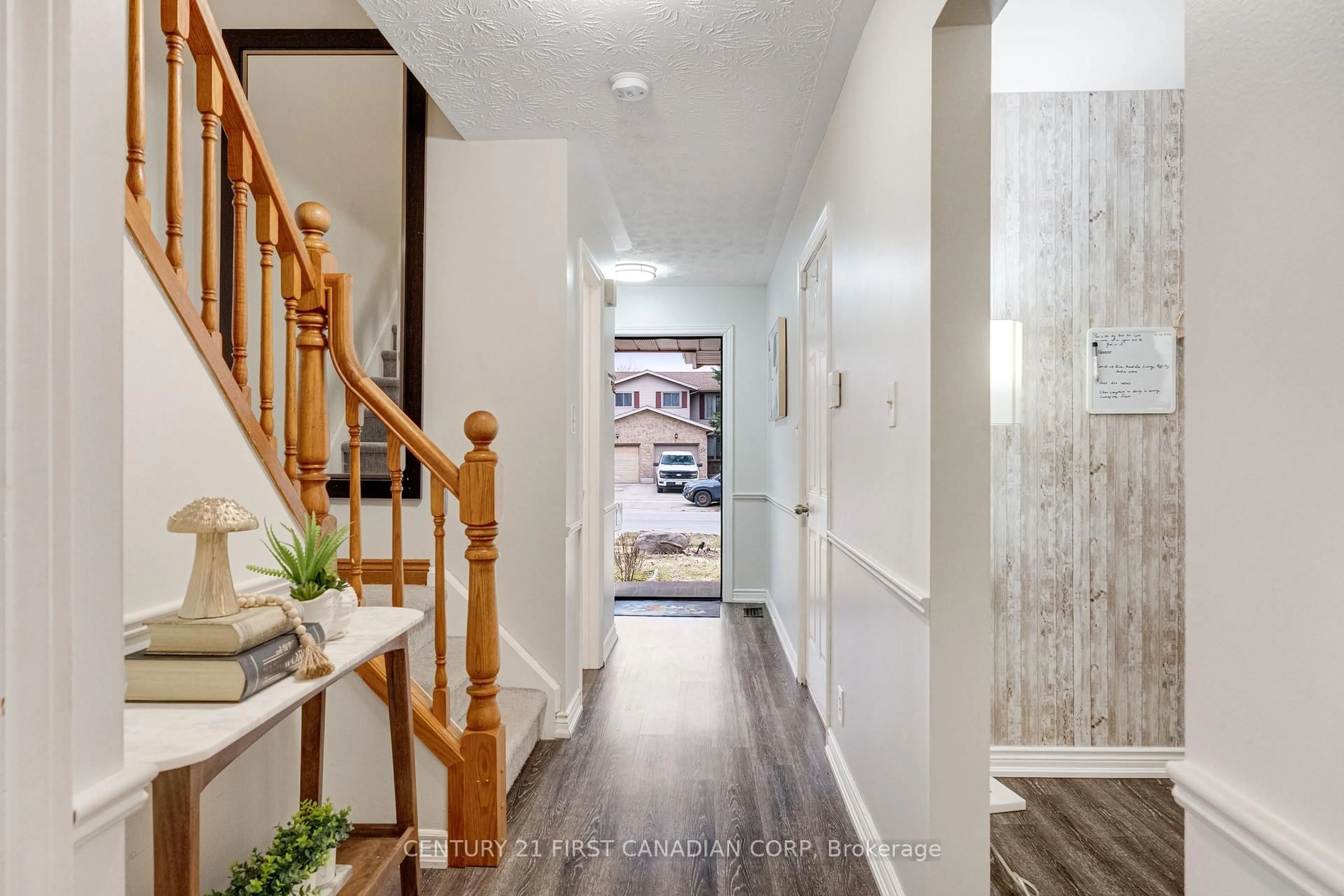 Indoor entryway for 15 Mohican Dr, Woodstock Ontario N4T 1H4