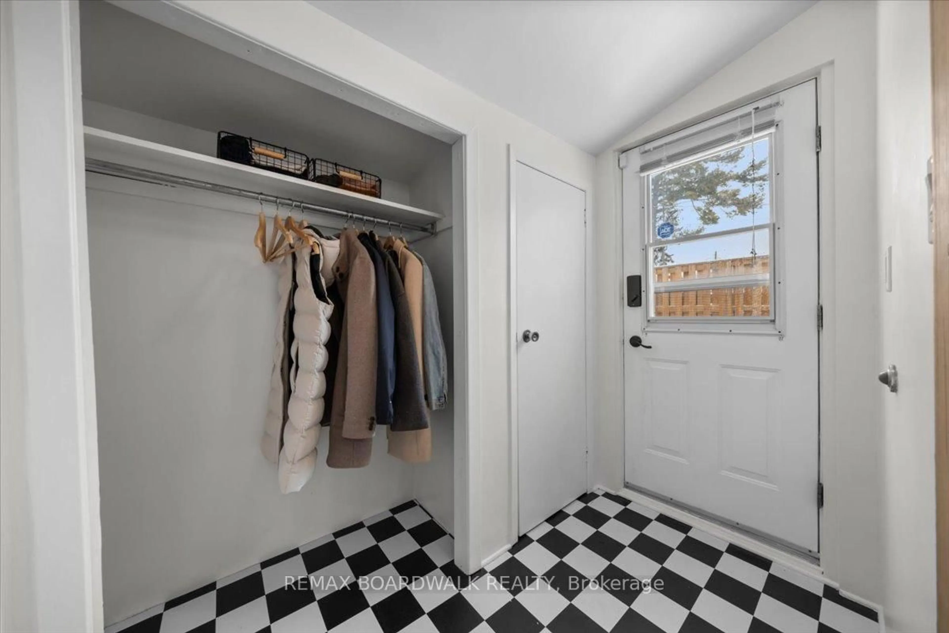 Indoor entryway for 2691 Priscilla St, Ottawa Ontario K2B 7E1