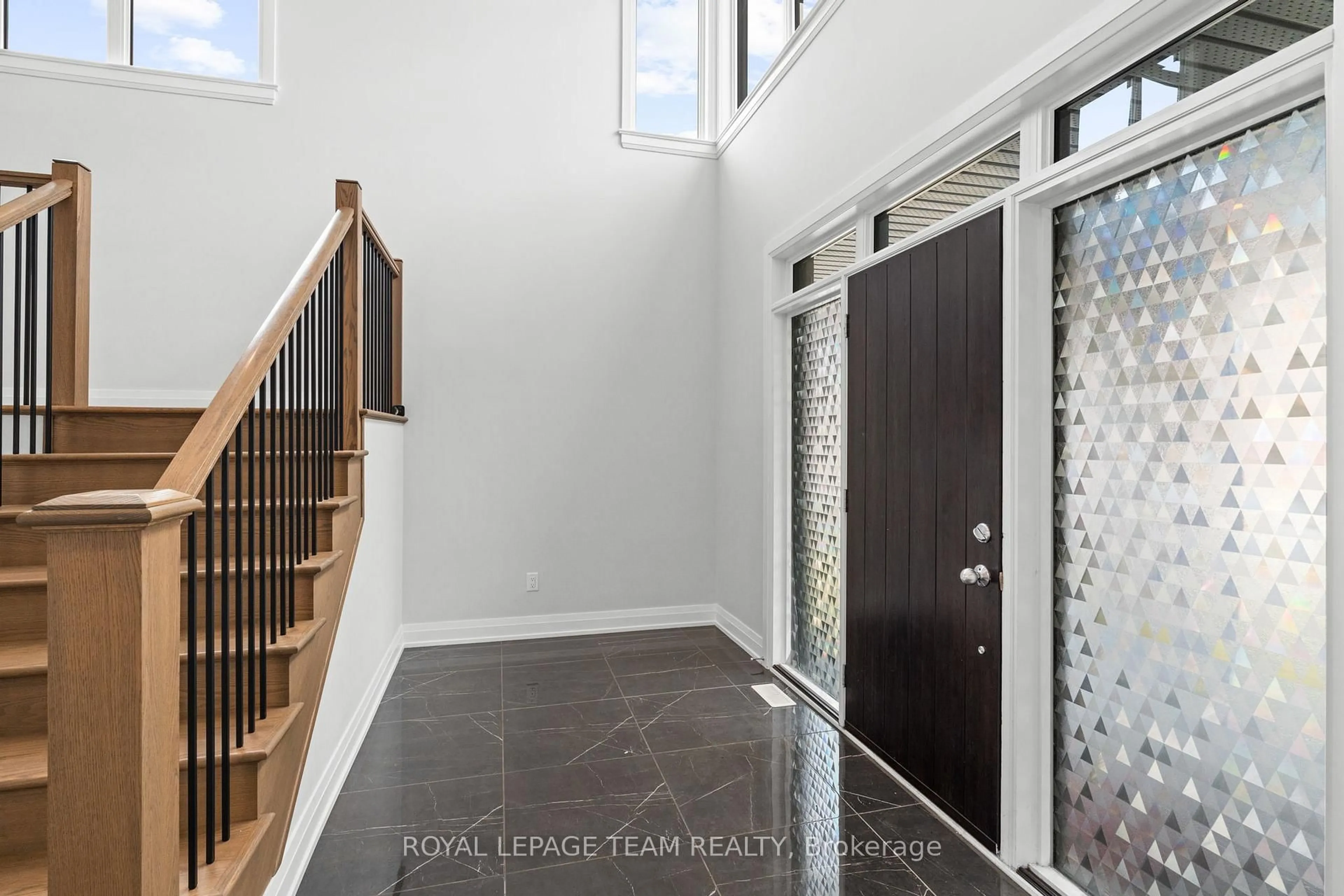 Indoor entryway for 200 Ketchikan Cres, Ottawa Ontario K2T 0S3