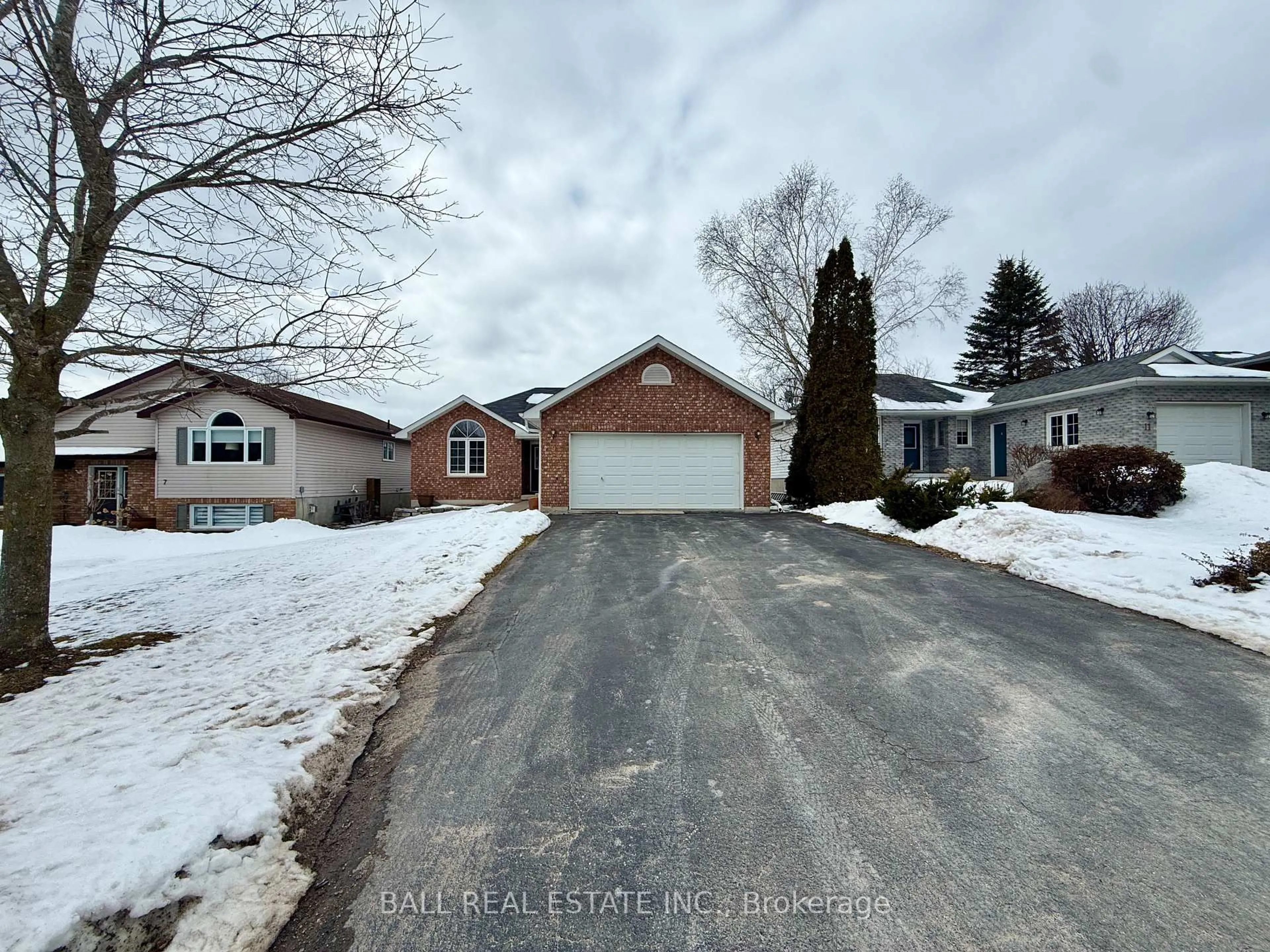 A pic from outside/outdoor area/front of a property/back of a property/a pic from drone, street for 9 Francis St, Selwyn Ontario K0L 2H0