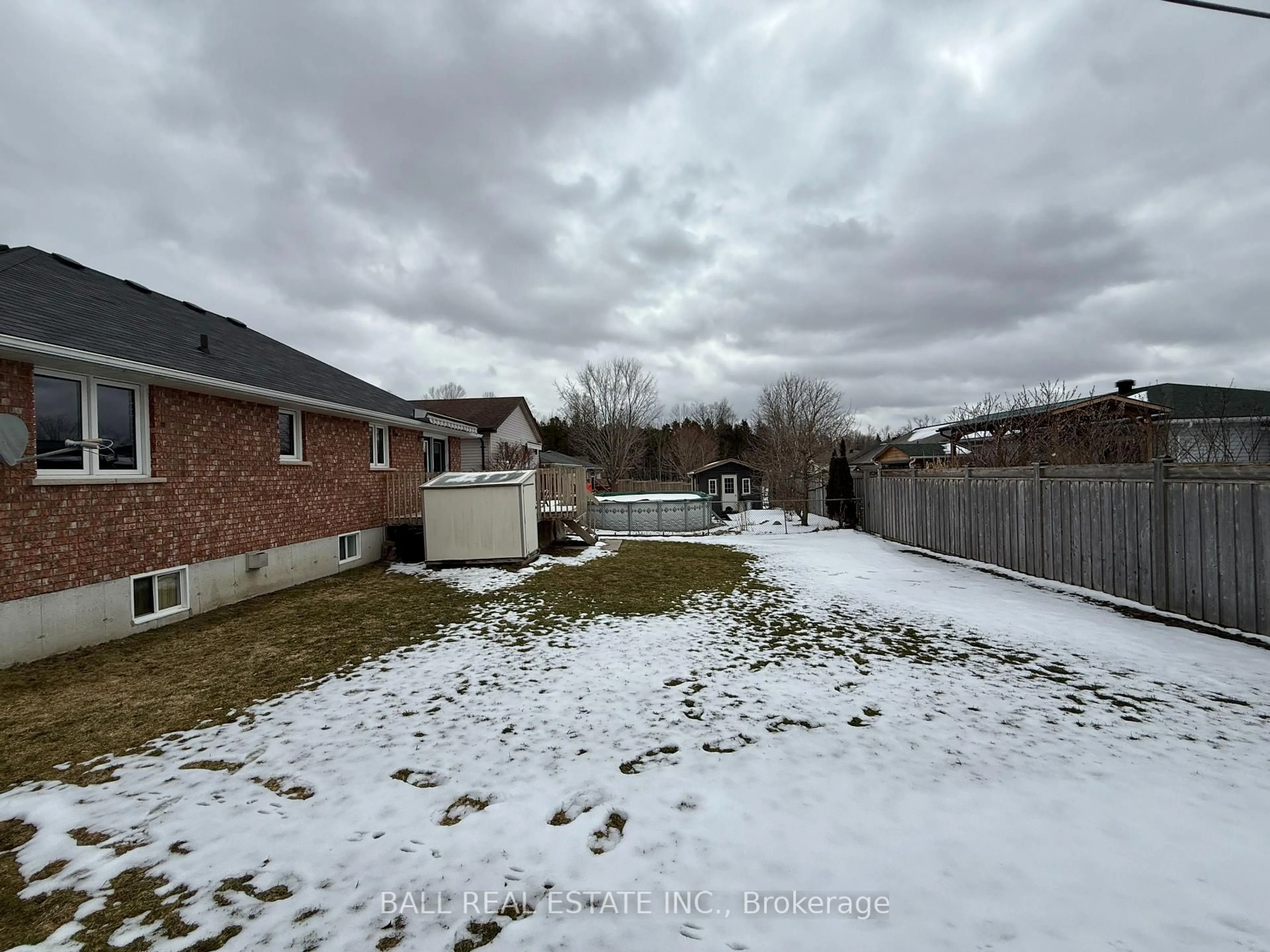 A pic from outside/outdoor area/front of a property/back of a property/a pic from drone, unknown for 9 Francis St, Selwyn Ontario K0L 2H0