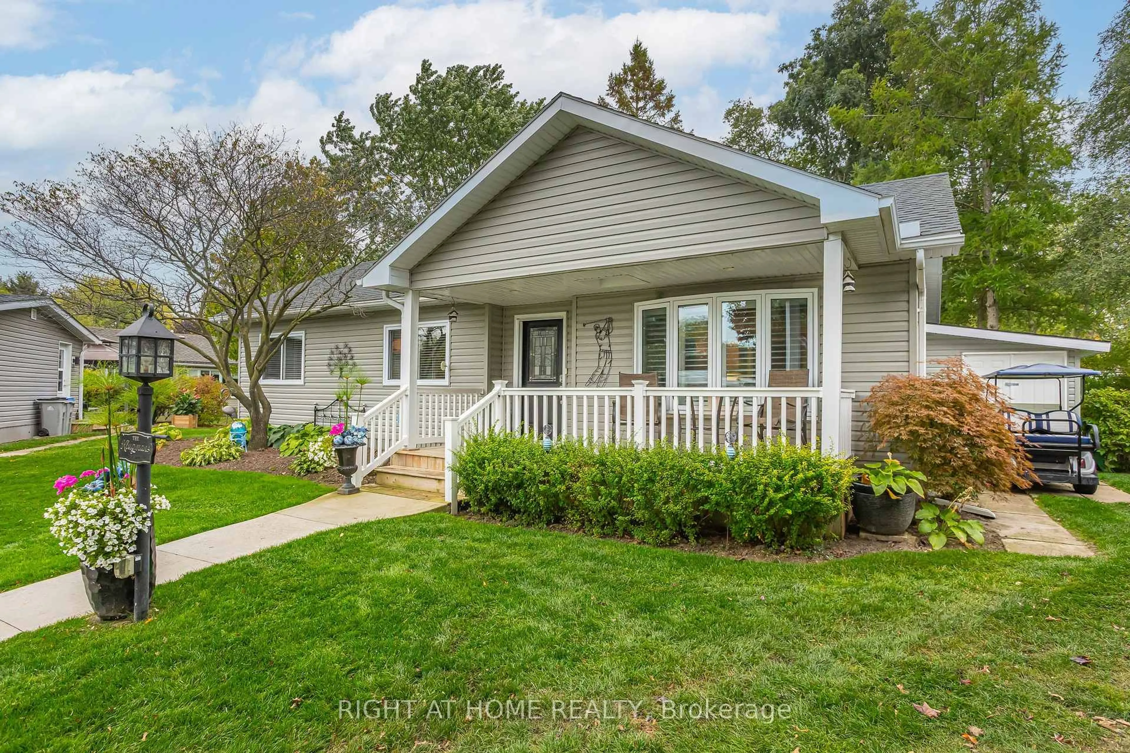 Home with vinyl exterior material, street for 162 Mississauga Pl, South Huron Ontario N0M 1T0