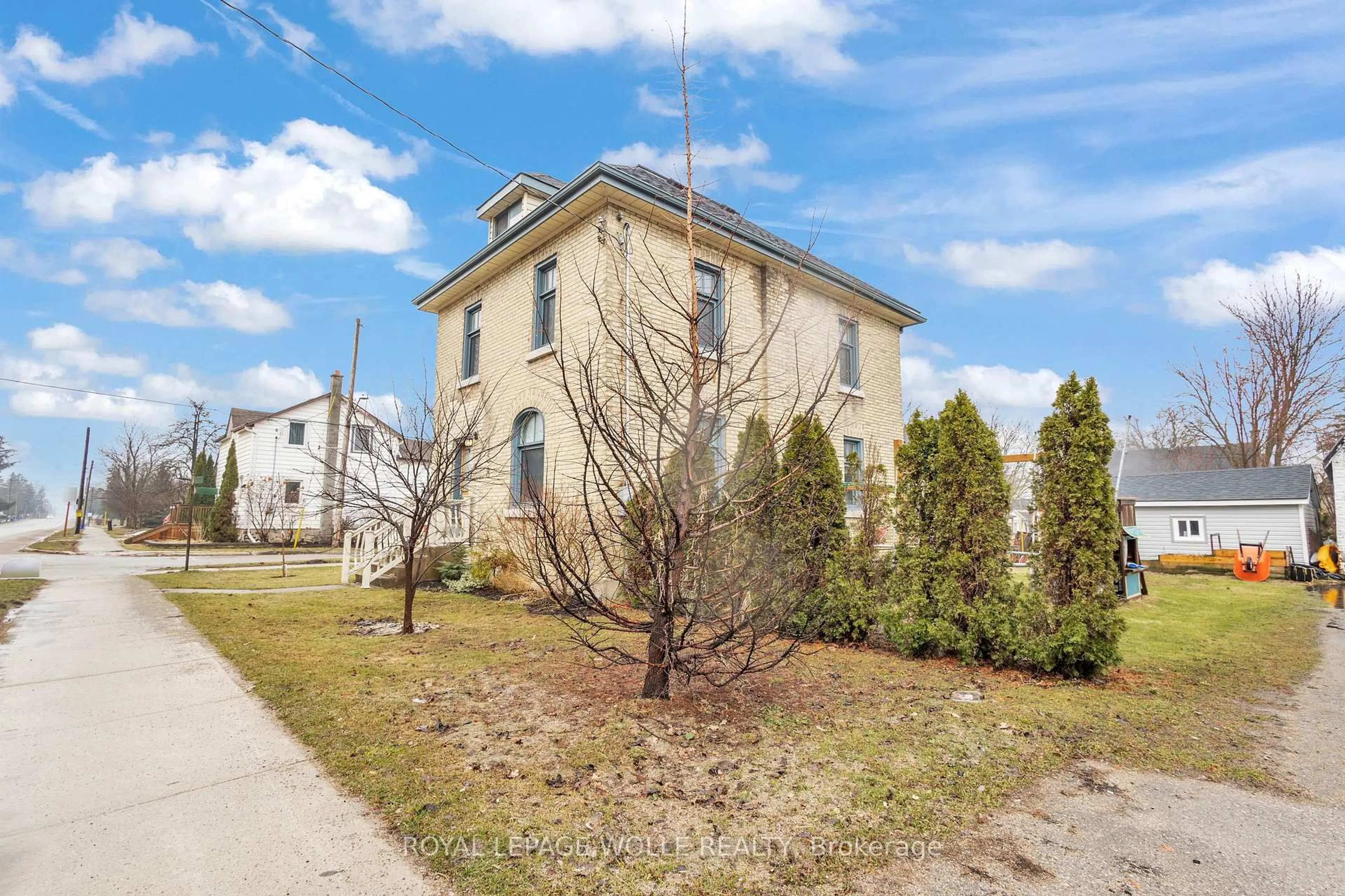A pic from outside/outdoor area/front of a property/back of a property/a pic from drone, street for 158 Hope St, East Zorra-Tavistock Ontario N0B 2R0