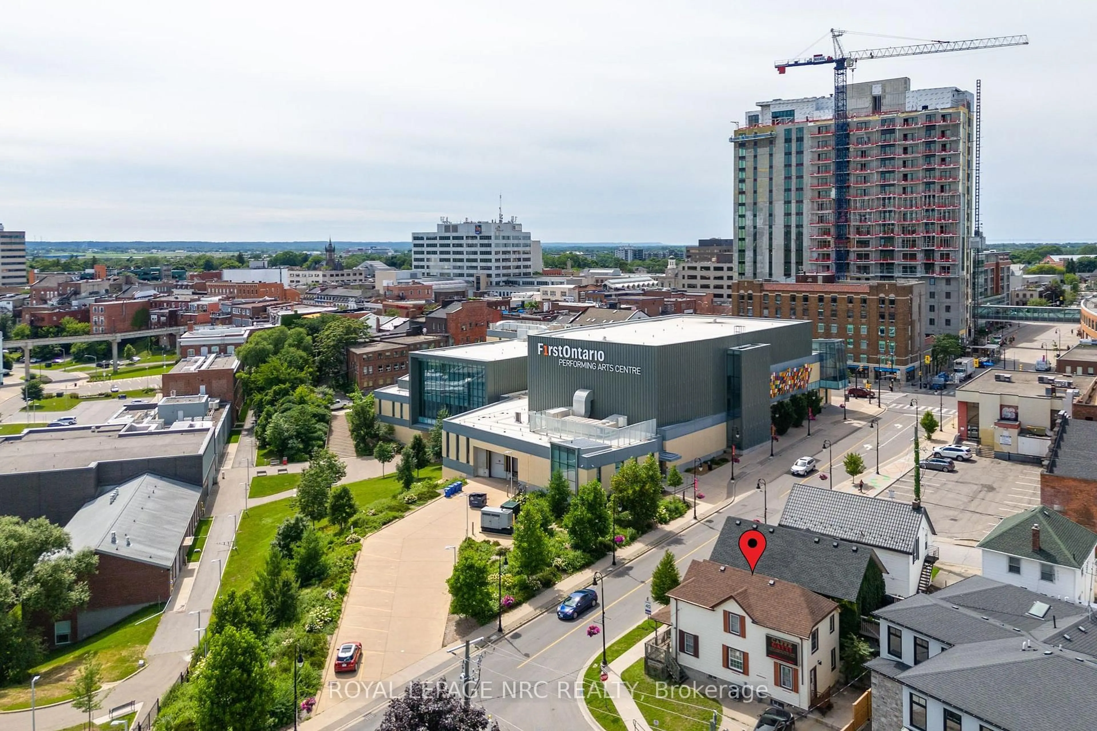 A pic from outside/outdoor area/front of a property/back of a property/a pic from drone, city buildings view from balcony for 44 Carlisle St, St. Catharines Ontario L2R 4H4