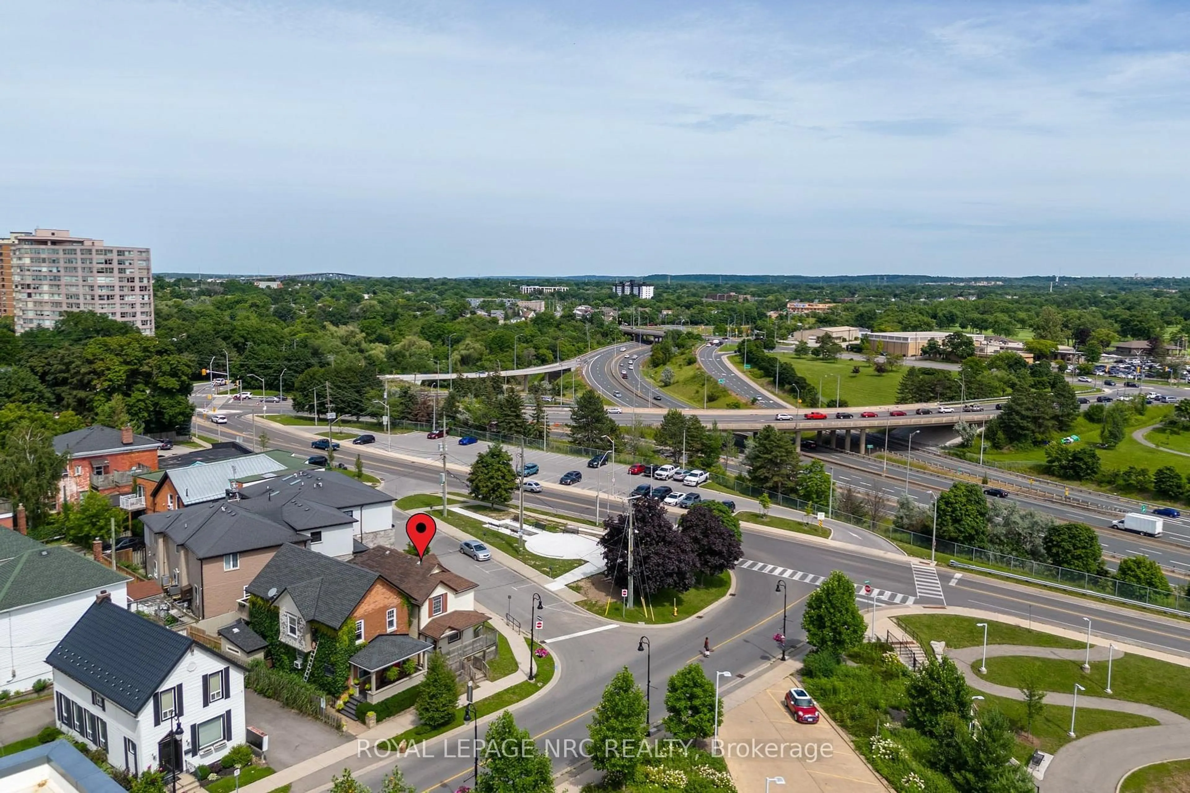 A pic from outside/outdoor area/front of a property/back of a property/a pic from drone, unknown for 44 Carlisle St, St. Catharines Ontario L2R 4H4