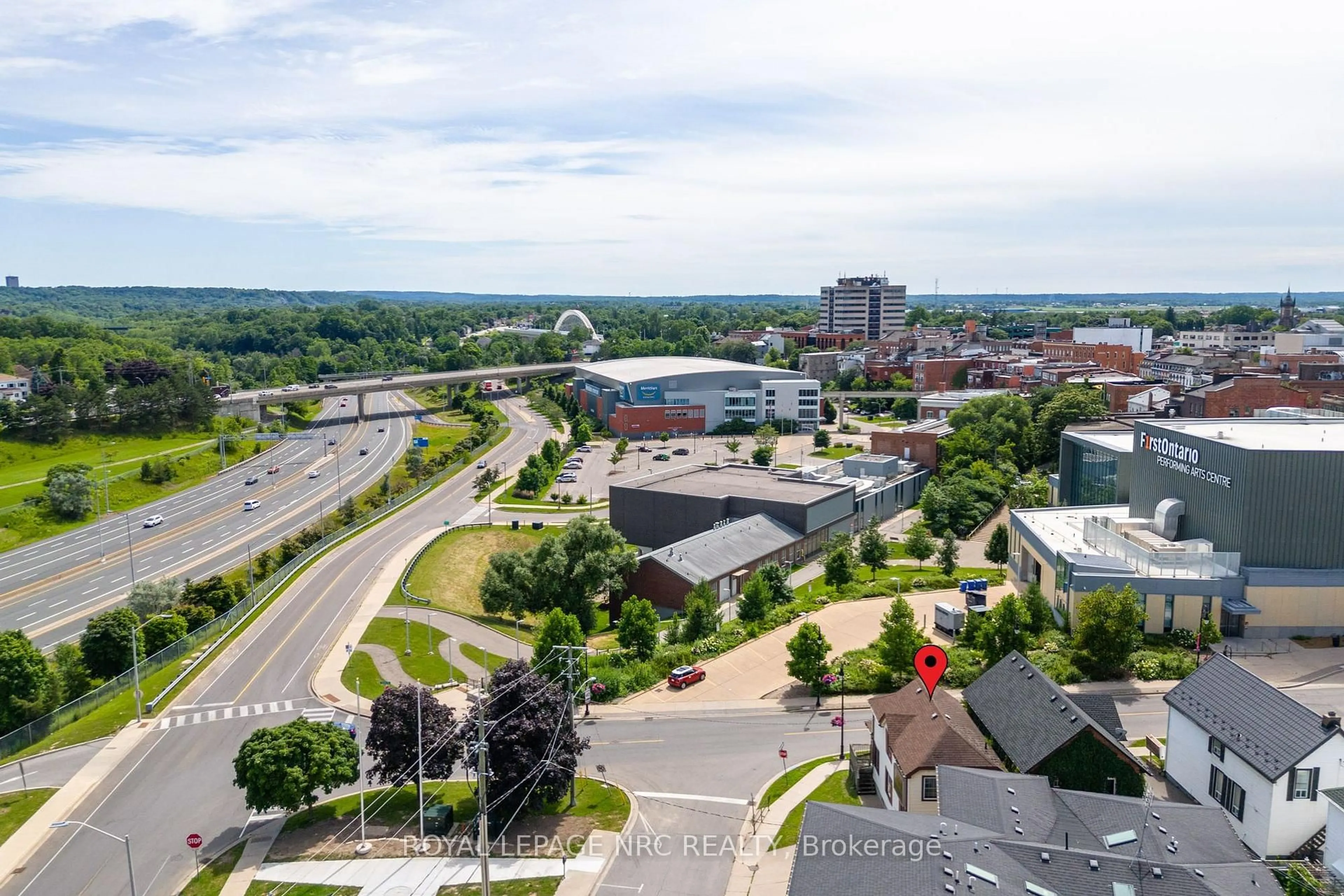 A pic from outside/outdoor area/front of a property/back of a property/a pic from drone, mountain view for 44 Carlisle St, St. Catharines Ontario L2R 4H4