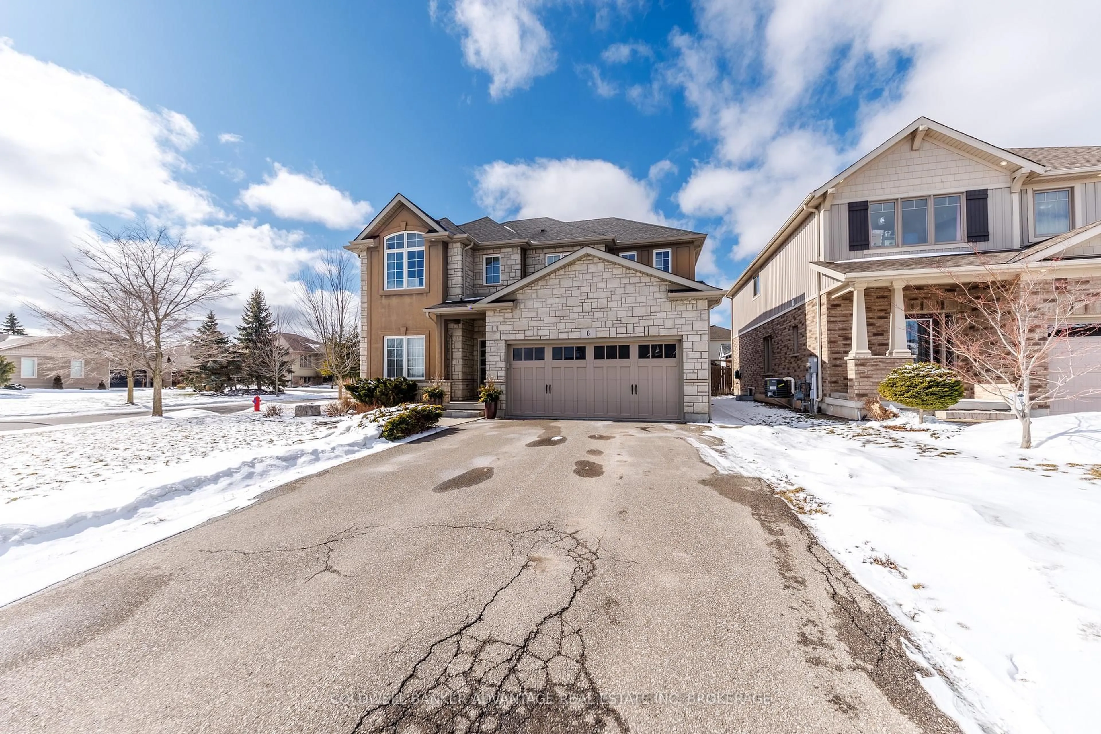 A pic from outside/outdoor area/front of a property/back of a property/a pic from drone, street for 6 Falcon Dr, Welland Ontario L3C 0B2
