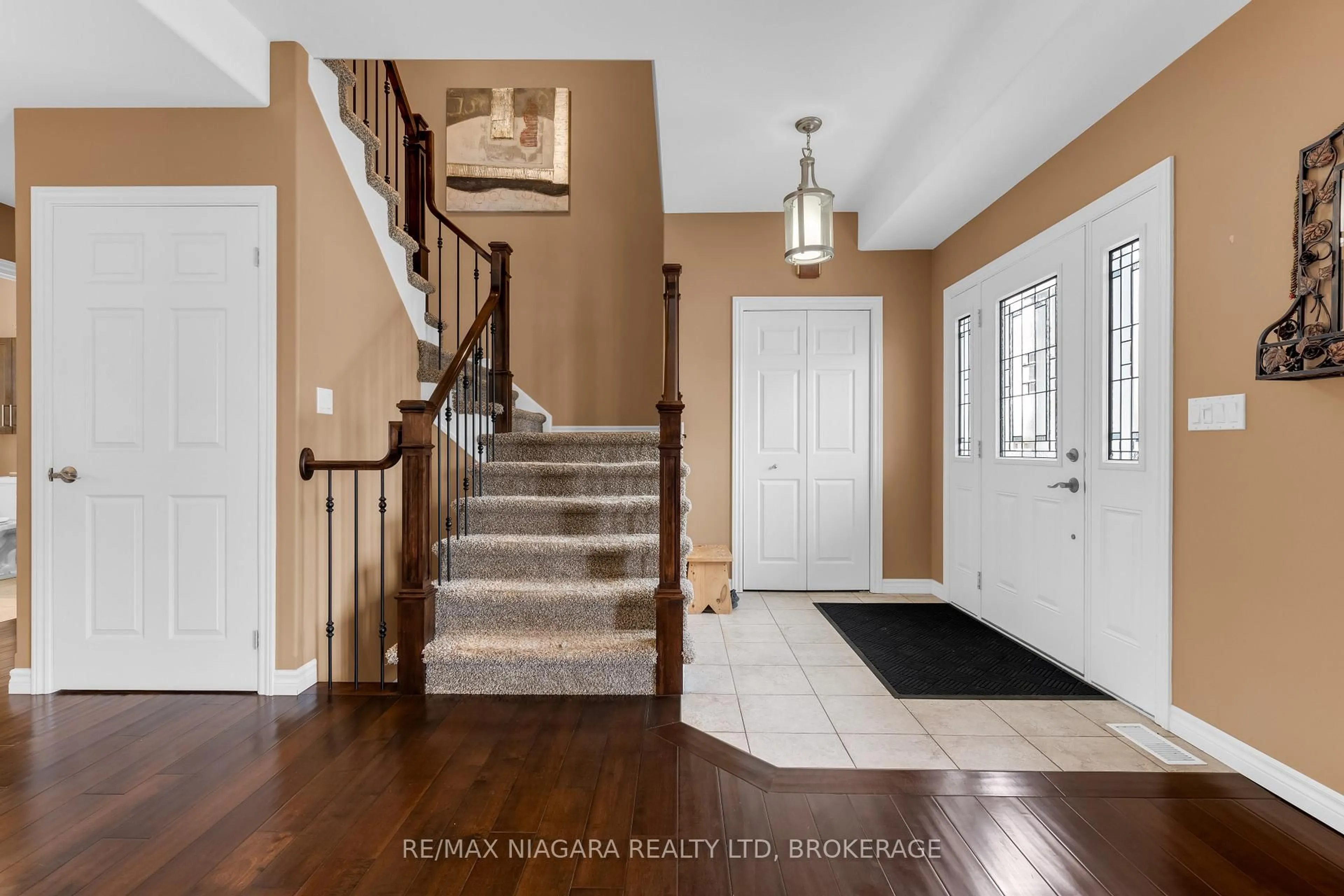 Indoor entryway for 4750 Baldwin Ave, Niagara Falls Ontario L2H 0J5