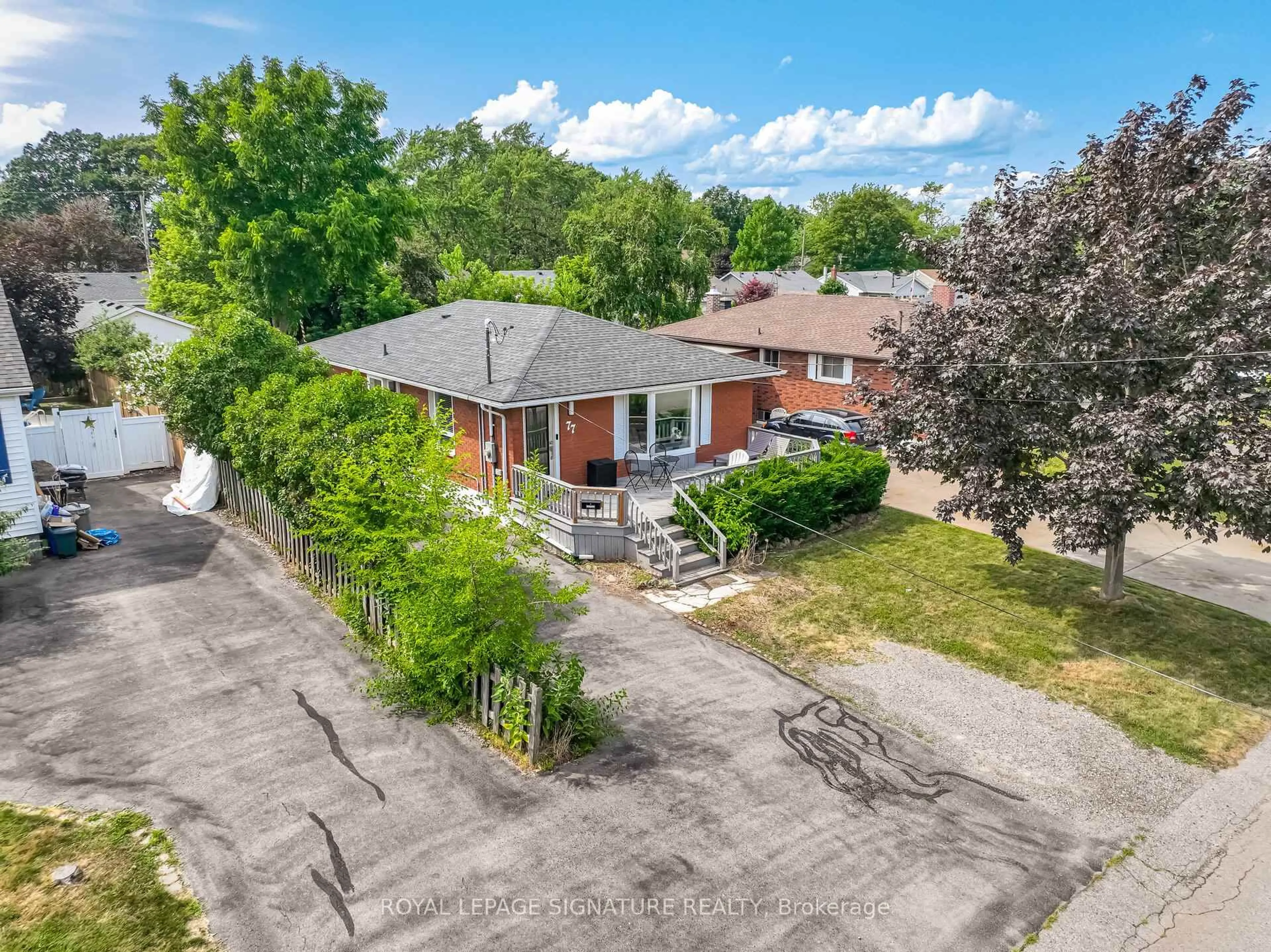 A pic from outside/outdoor area/front of a property/back of a property/a pic from drone, street for 77 Fairview Rd, Grimsby Ontario L3M 3L6