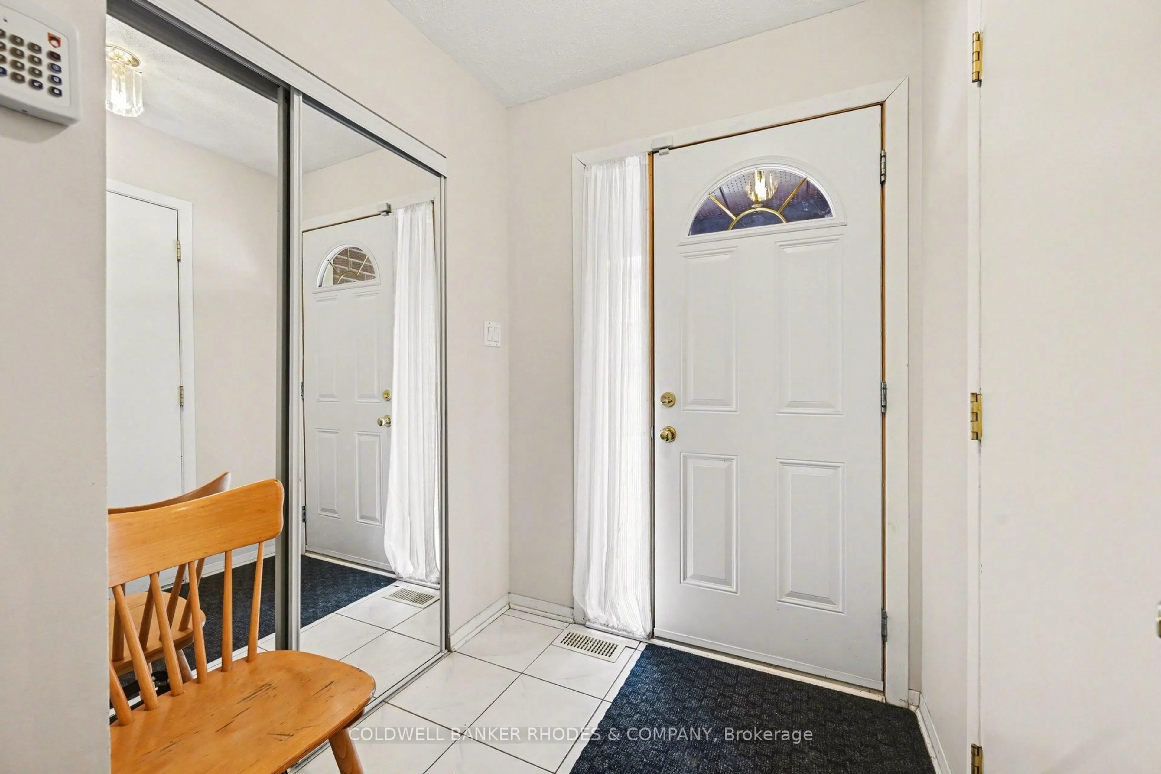 Indoor entryway for 13 Clarkson Cres, Ottawa Ontario K2L 3C9