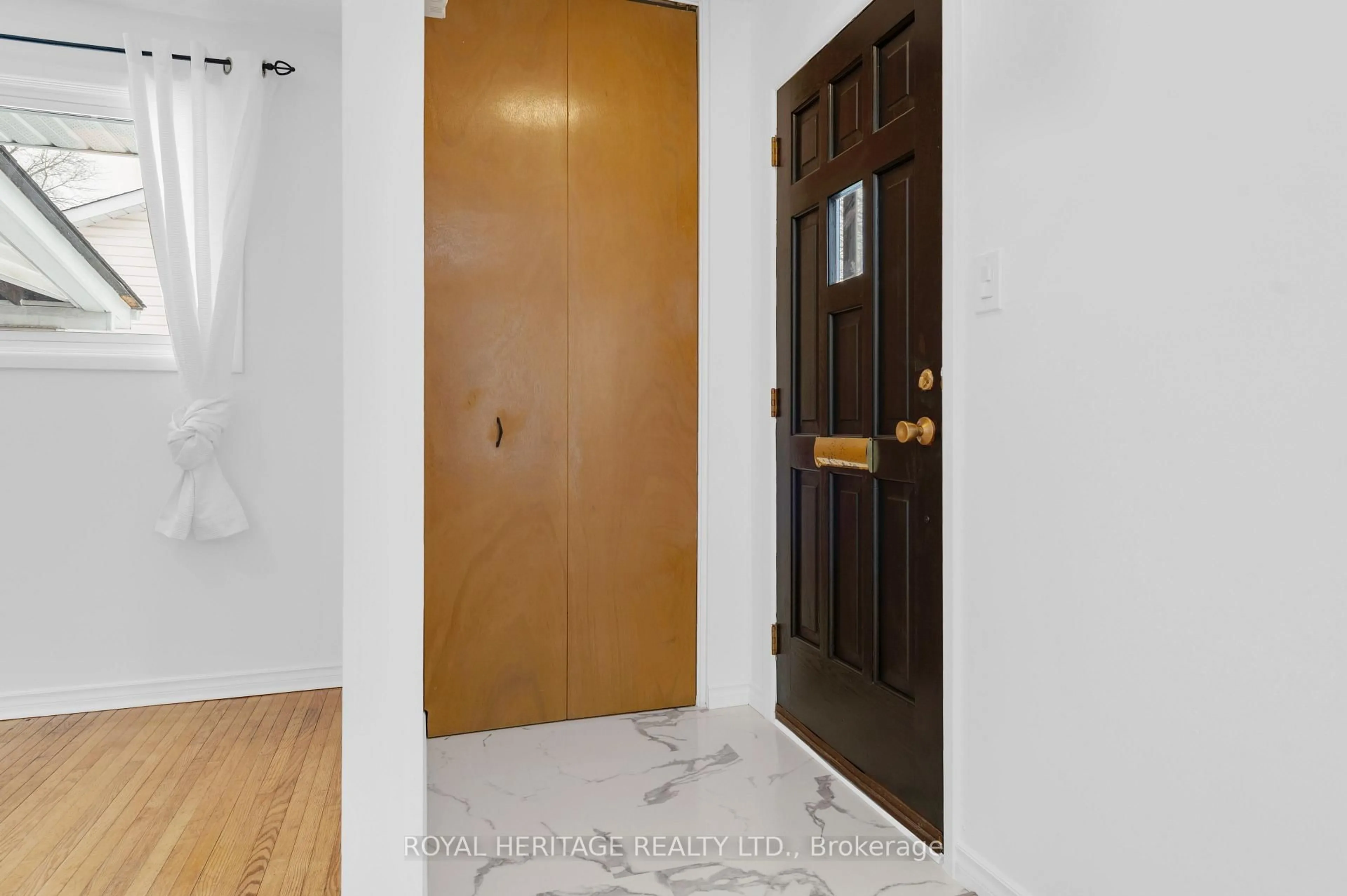 Indoor entryway for 74 Village Dr, Belleville Ontario K8P 4K5