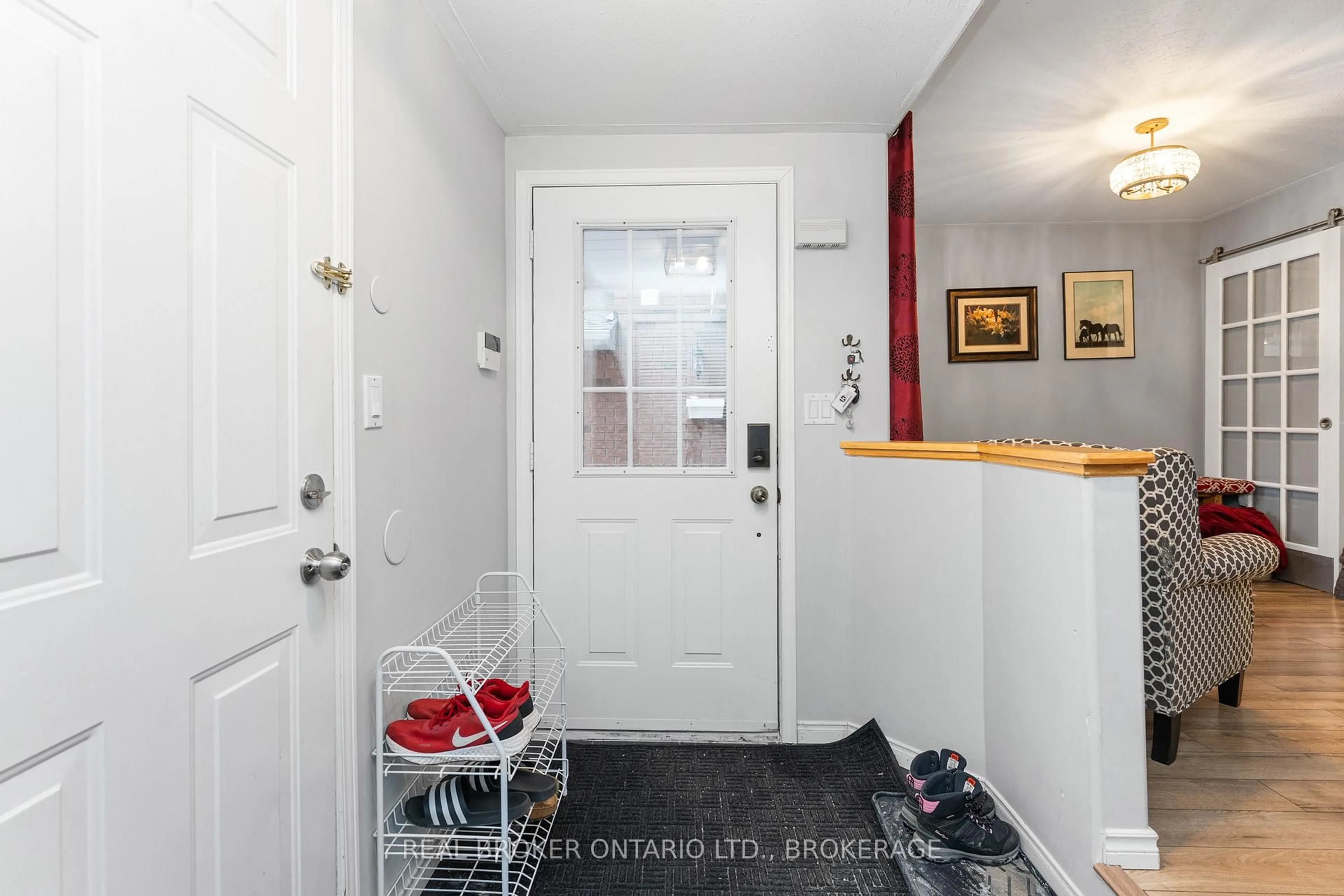 Indoor entryway for 264 Ellesmeer Ave, Kingston Ontario K7P 3C6