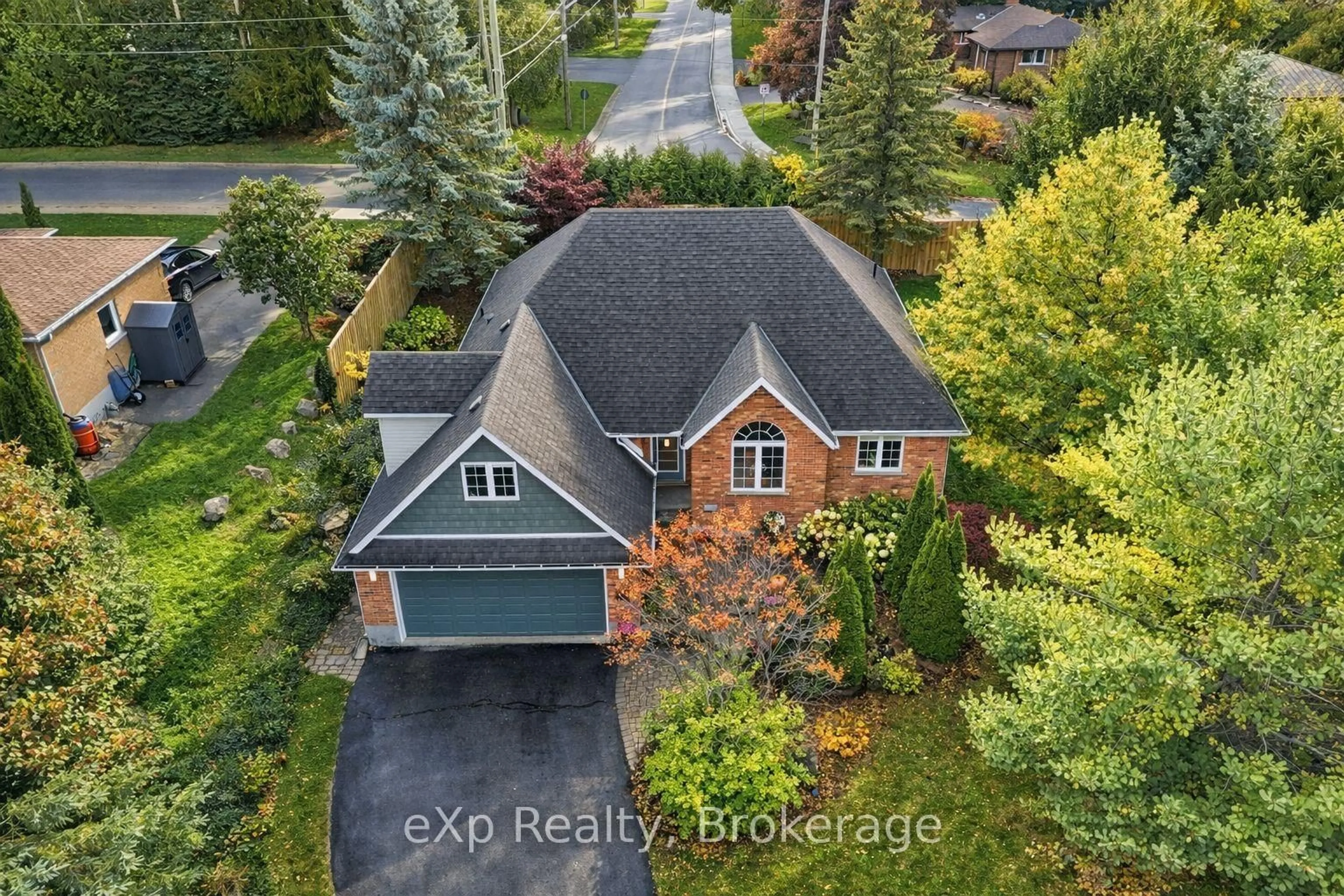 A pic from outside/outdoor area/front of a property/back of a property/a pic from drone, street for 32 Dickinson Crt, Centre Wellington Ontario N0B 1S0