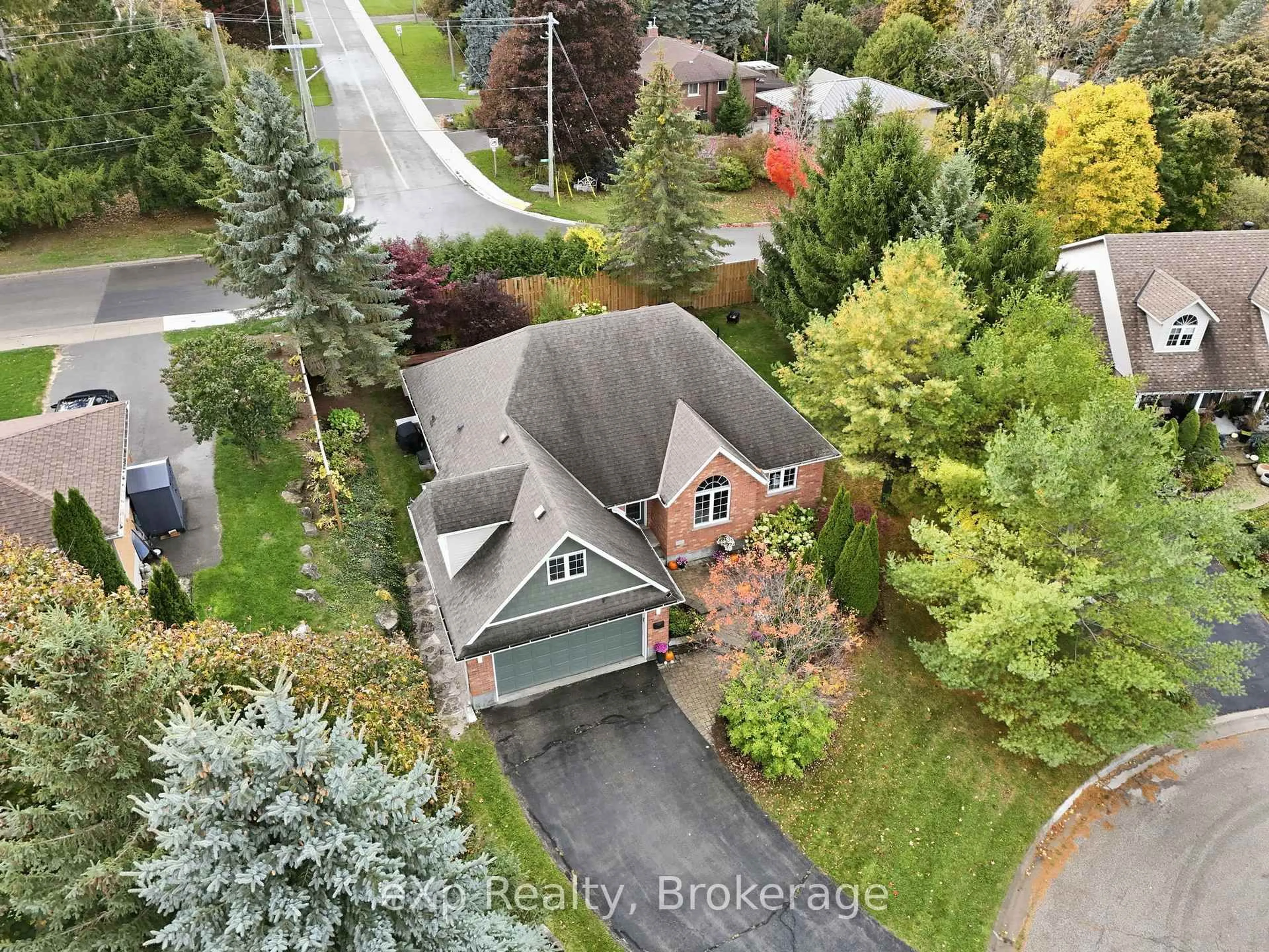 A pic from outside/outdoor area/front of a property/back of a property/a pic from drone, street for 32 Dickinson Crt, Centre Wellington Ontario N0B 1S0