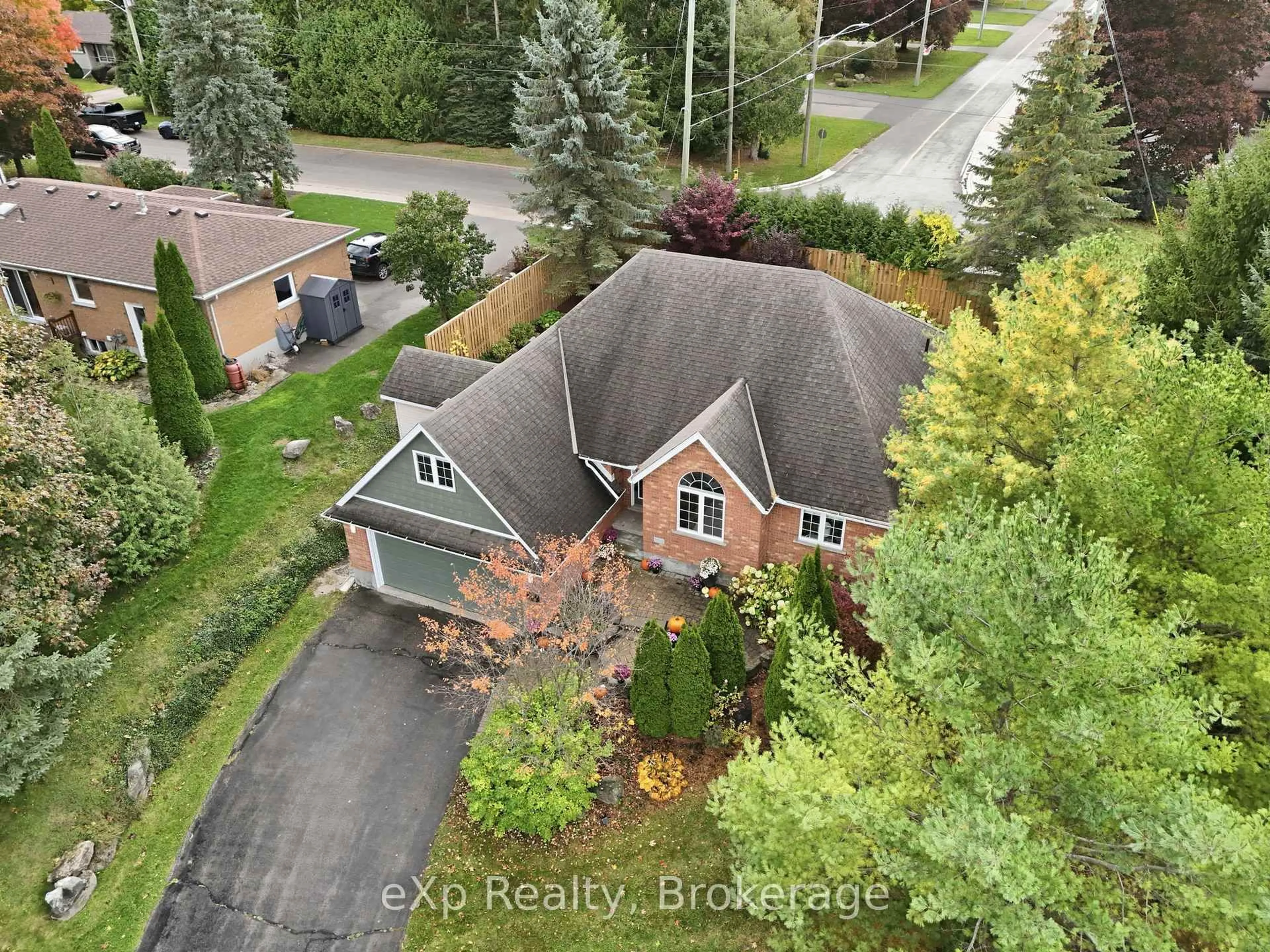 A pic from outside/outdoor area/front of a property/back of a property/a pic from drone, street for 32 Dickinson Crt, Centre Wellington Ontario N0B 1S0
