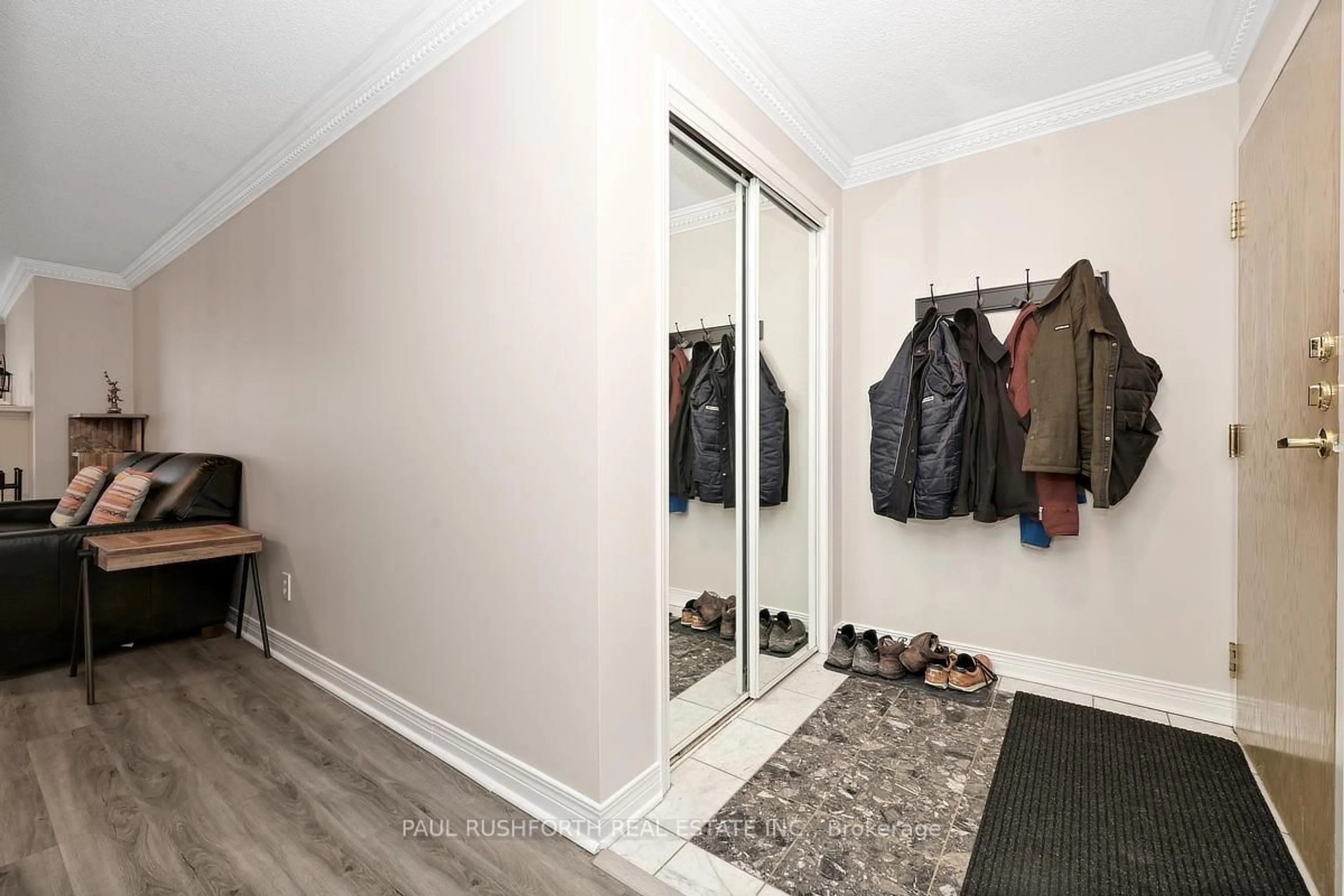 Indoor entryway for 939 North River Rd #202, Ottawa Ontario K1K 3V2