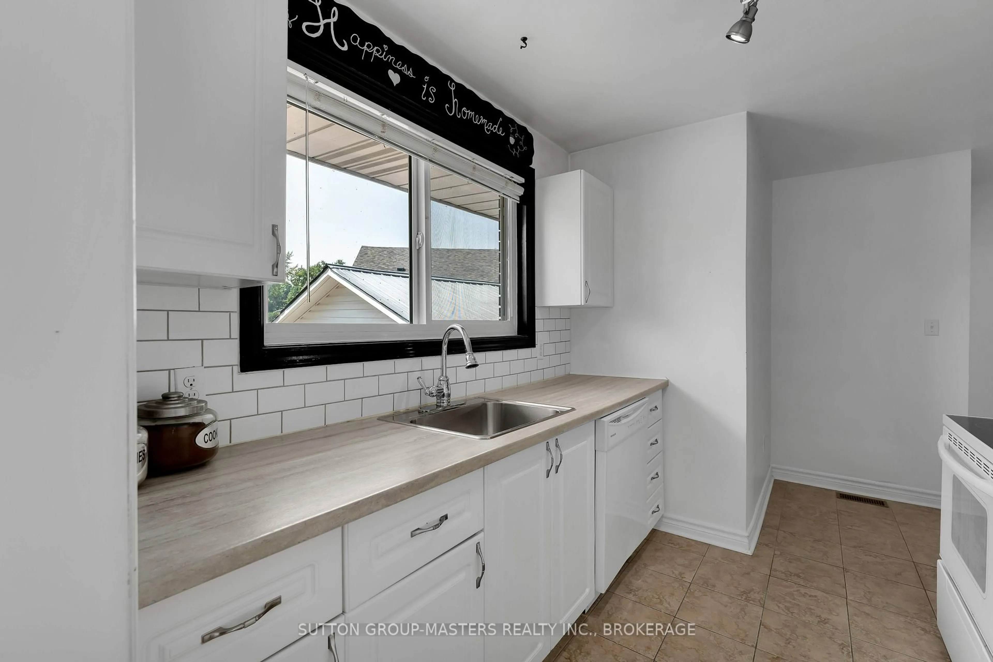 Standard kitchen, ceramic/tile floor for 40 Crescent Dr, Kingston Ontario K7M 4J5