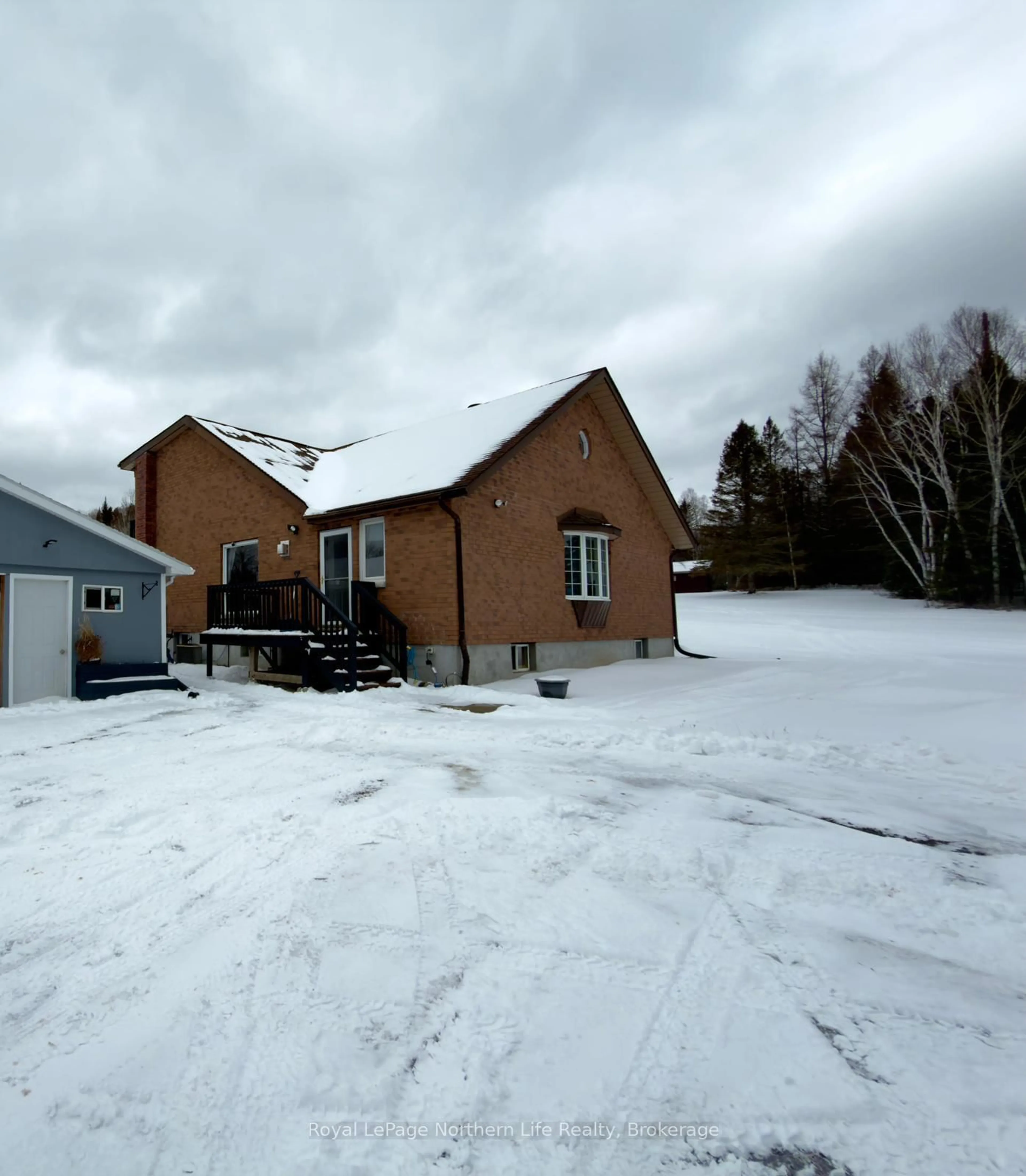 A pic from outside/outdoor area/front of a property/back of a property/a pic from drone, building for 799 Maple Hill Rd, Powassan Ontario P0H 1Z0