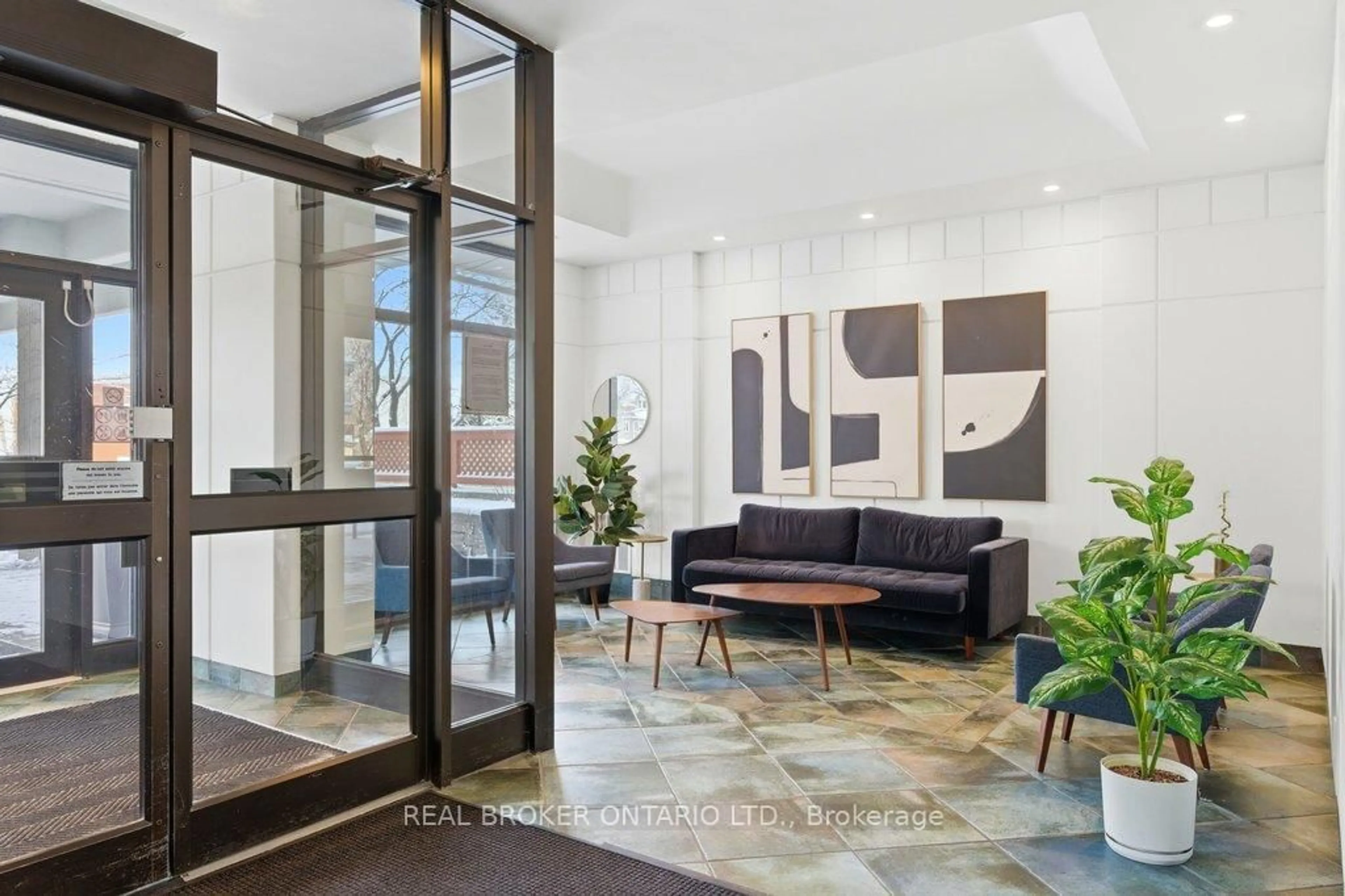 Indoor foyer for 40 Landry St #1613, Ottawa Ontario K1L 8K4