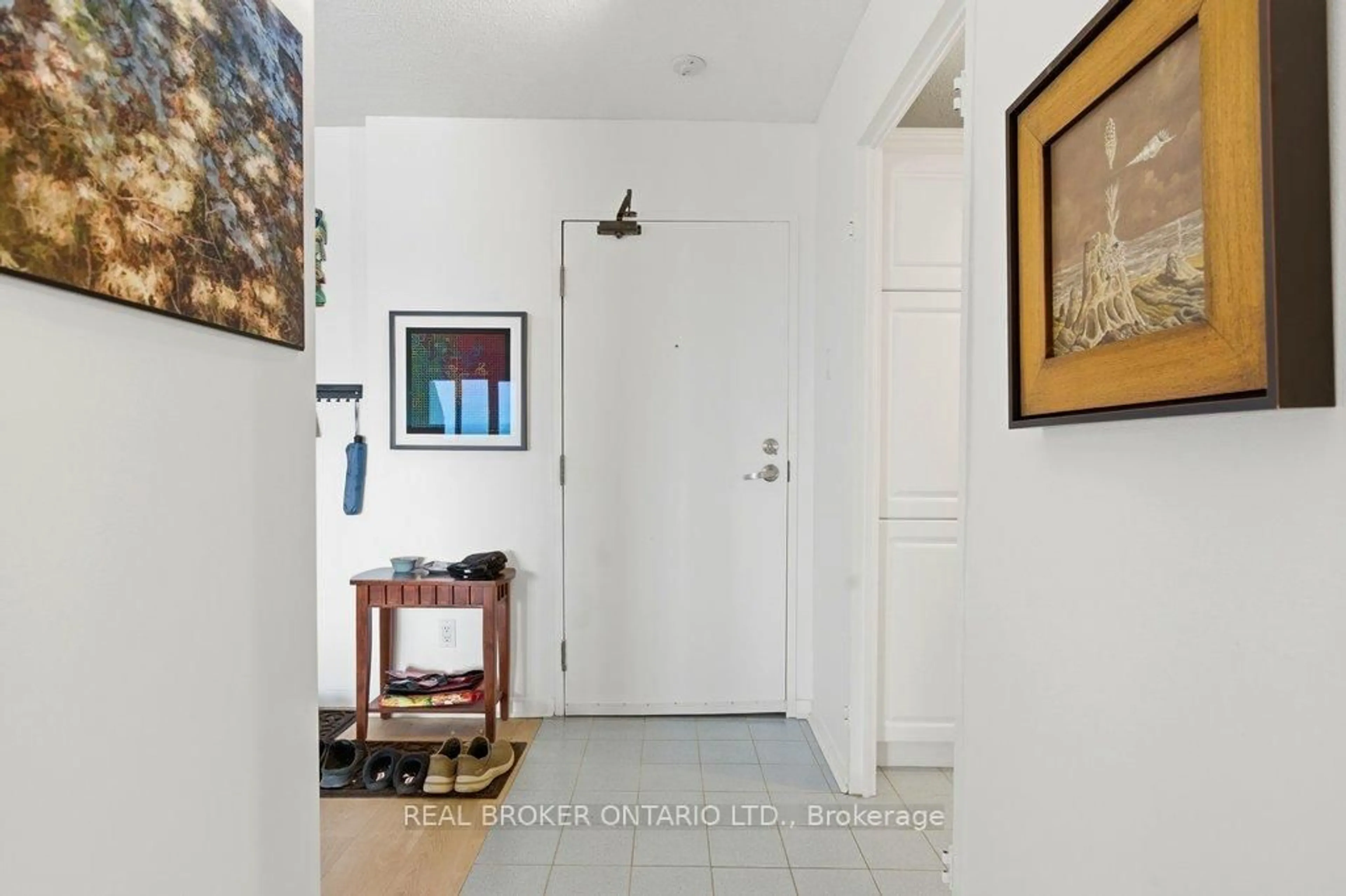 Indoor entryway for 40 Landry St #1613, Ottawa Ontario K1L 8K4