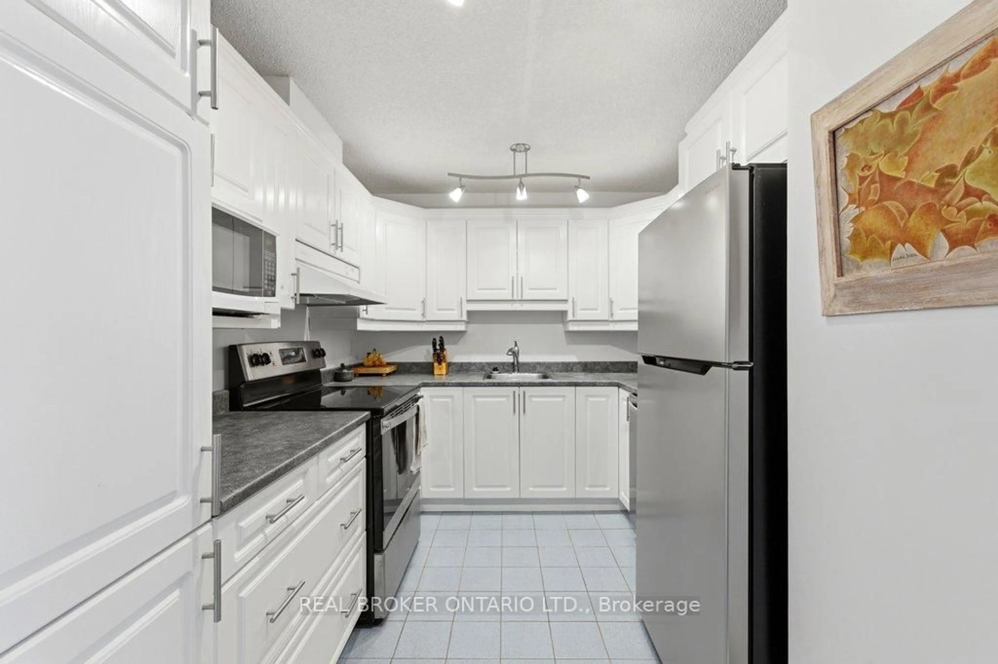Standard kitchen, ceramic/tile floor for 40 Landry St #1613, Ottawa Ontario K1L 8K4